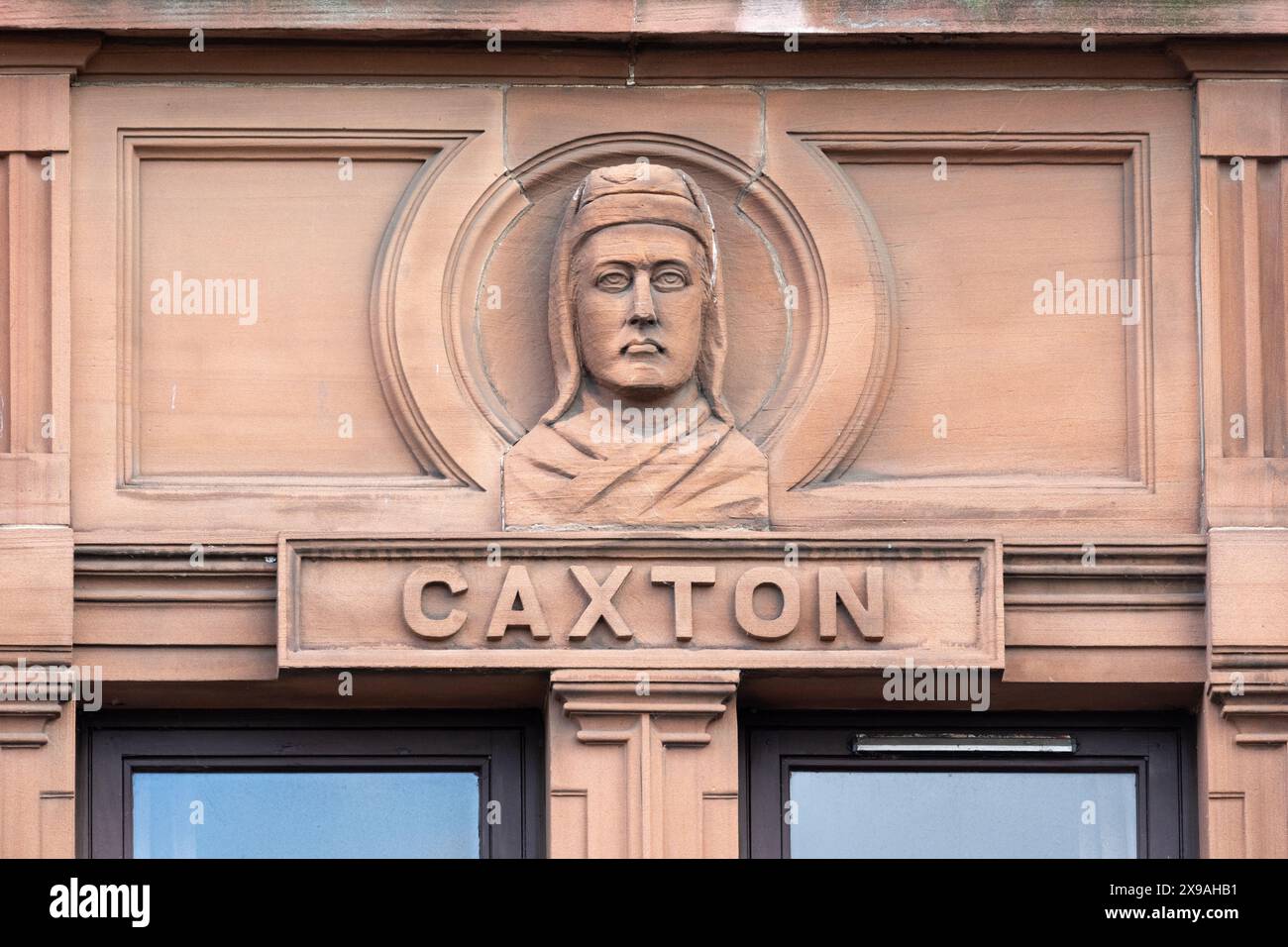 Govan Press Buildings, Govan Road, Glasgow, Scozia, Regno Unito - primo piano del busto di William Caxton Foto Stock