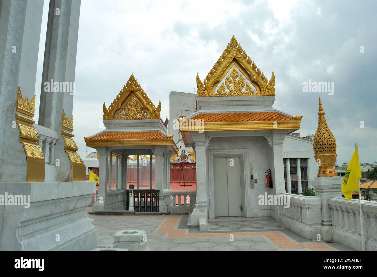 Vista parziale del Buddha d'Oro, ufficialmente intitolato Phra Phuttha Maha Suwant Patimakon, situato nel tempio di Wat Traimit, Bangkok, Thailandia Foto Stock