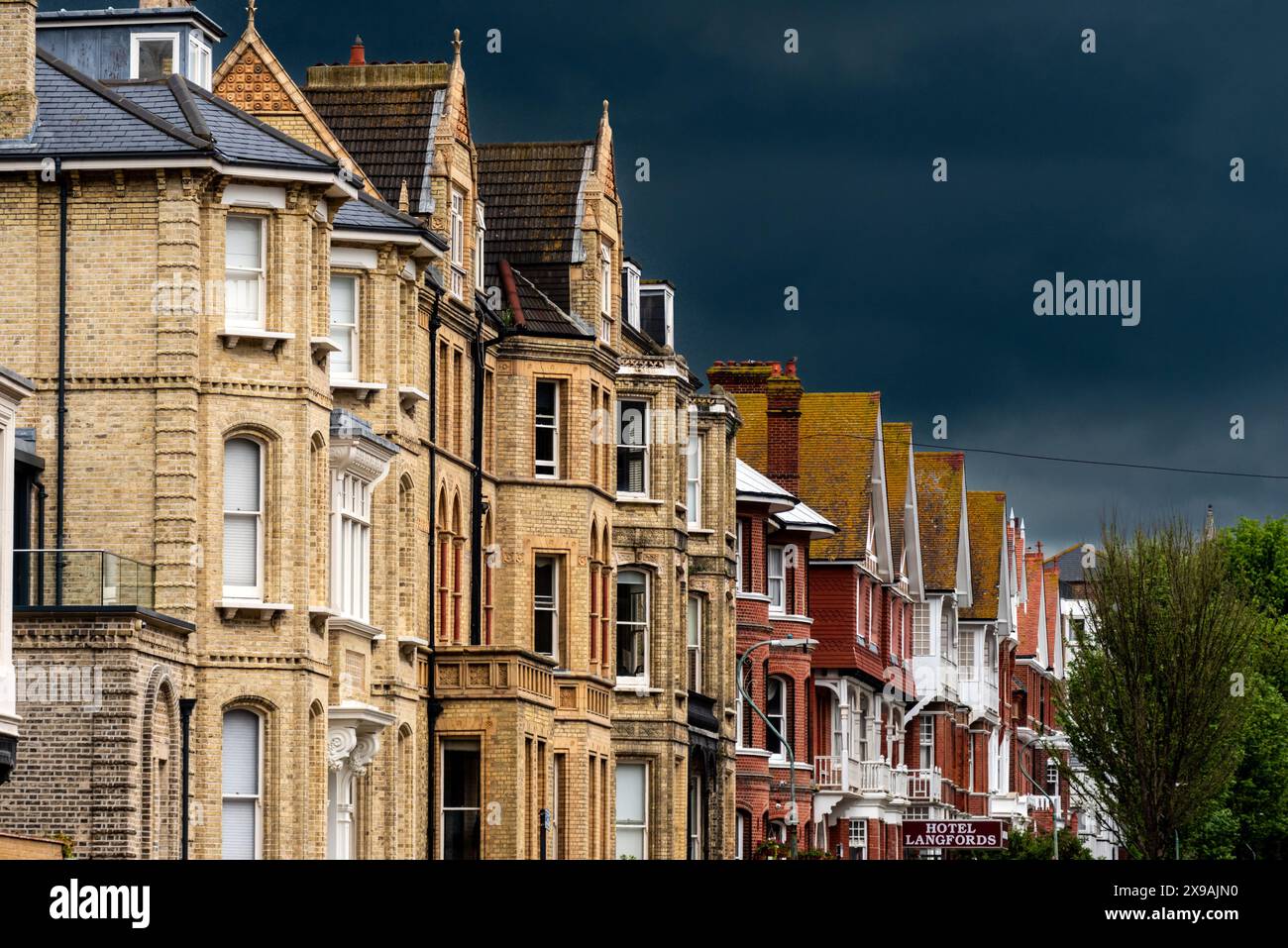 Brighton, 30 maggio 2024: Cieli tempestosi sopra gli alloggi di Hove Foto Stock