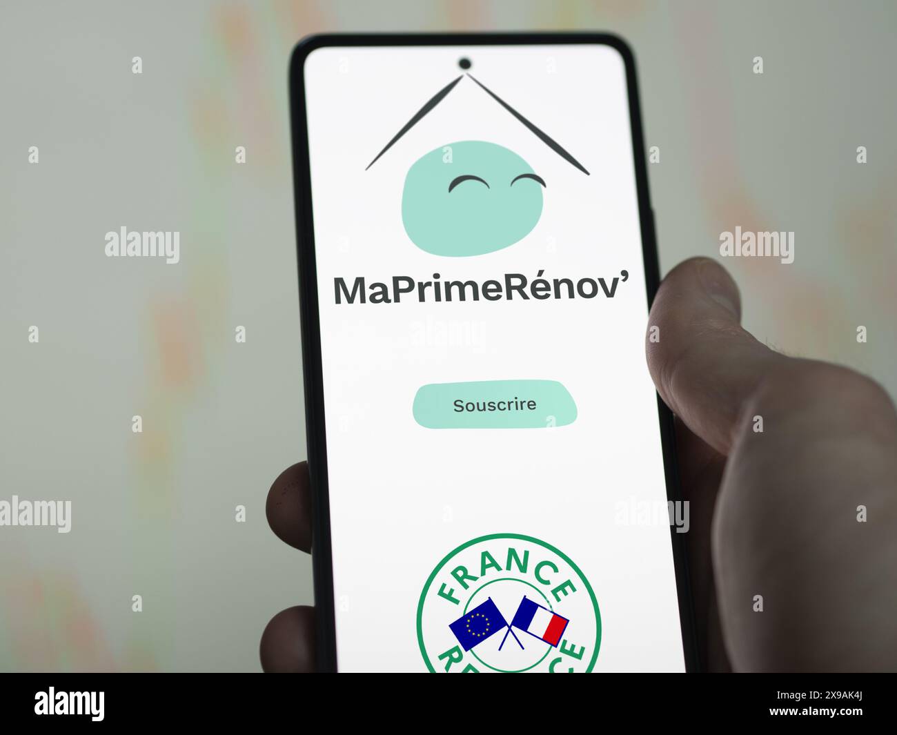 Un proprietario terriero che segue le lodi di aiuto di Stato di MaPrimeRenov su un telefono, ma prime Renov. Foto Stock
