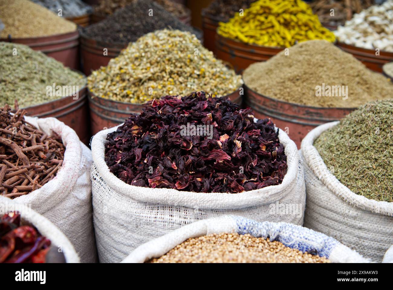 Mercati delle spezie con vendita all'ingrosso di ingredienti da cucina con tutti i colori e gli aromi. Negozi in Marocco con immagini da vicino, tè e spezie Foto Stock