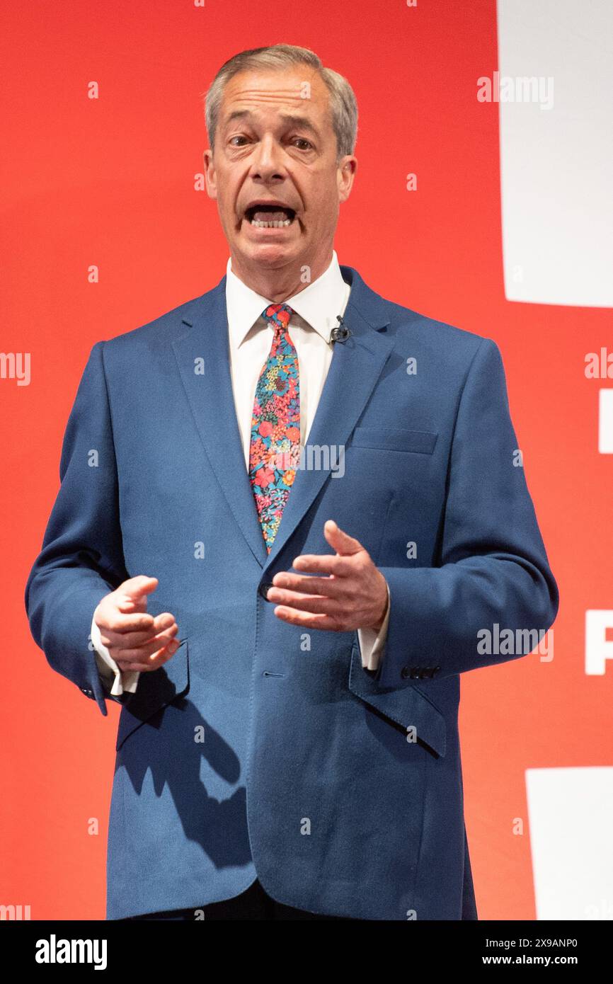 Londra, Regno Unito. 30 maggio 2024. Nigel Farage interviene al lancio della politica di immigrazione del partito Reform UK per tassare i datori di lavoro per l'uso dei migranti a Glazers Hall, Londra, Inghilterra, Regno Unito, giovedì 30 maggio 2024. Credito: Justin ng/Alamy Live News. Foto Stock