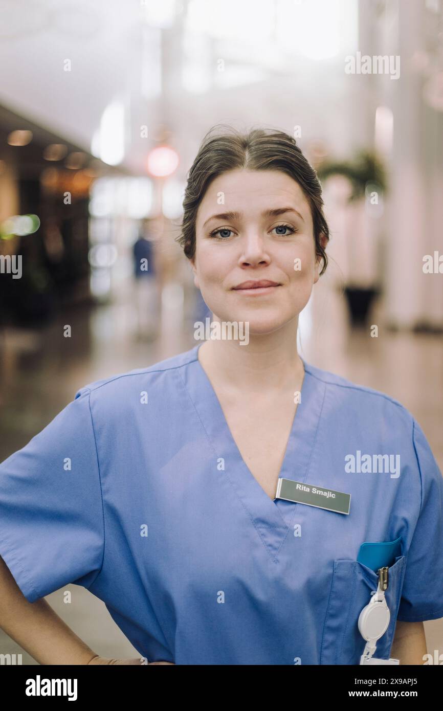 Ritratto di fiducia medico donna in piedi in ospedale Foto Stock