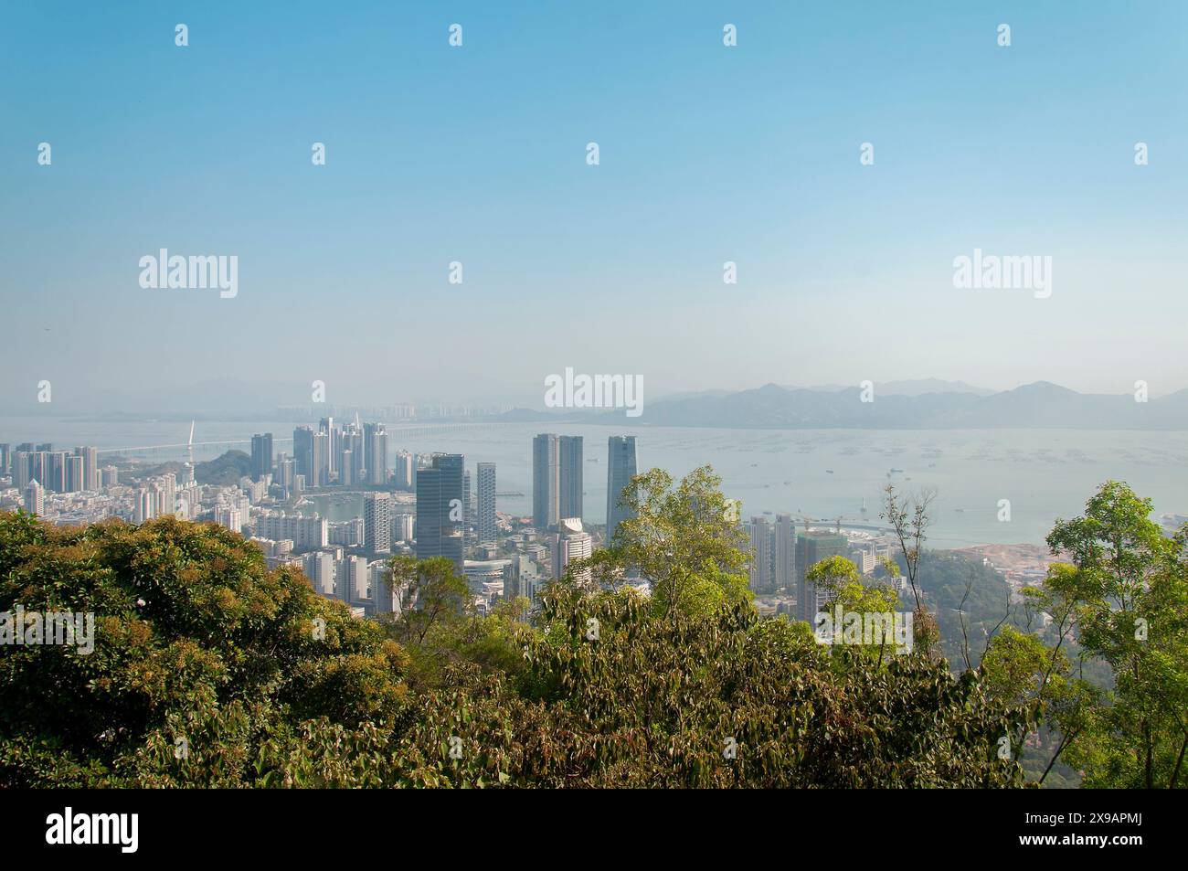 Il quartiere Nanshan di shenzhen cina dalla cima del monte Guishan in una giornata di sole. Foto Stock