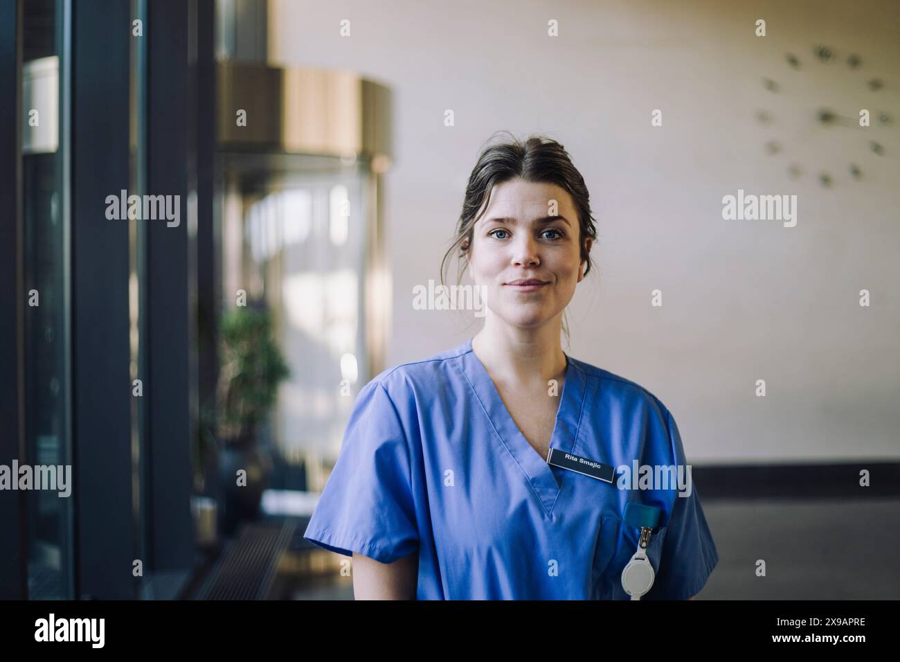 Ritratto di fiducia medico donna in ospedale Foto Stock