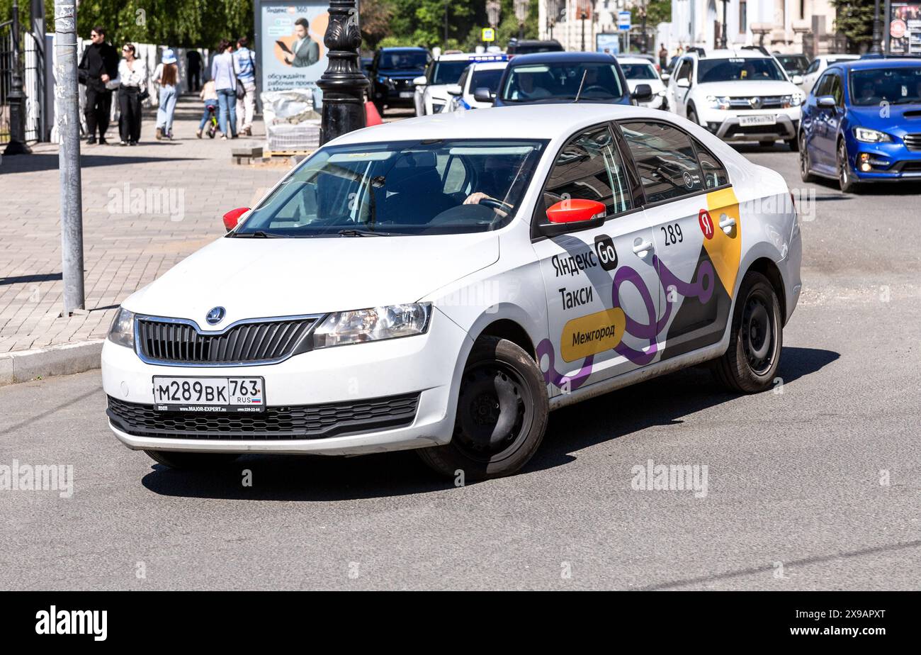 Samara, Russia - 25 maggio 2024: Il taxi Yandex taxi è parcheggiato in una strada della città in estate Foto Stock