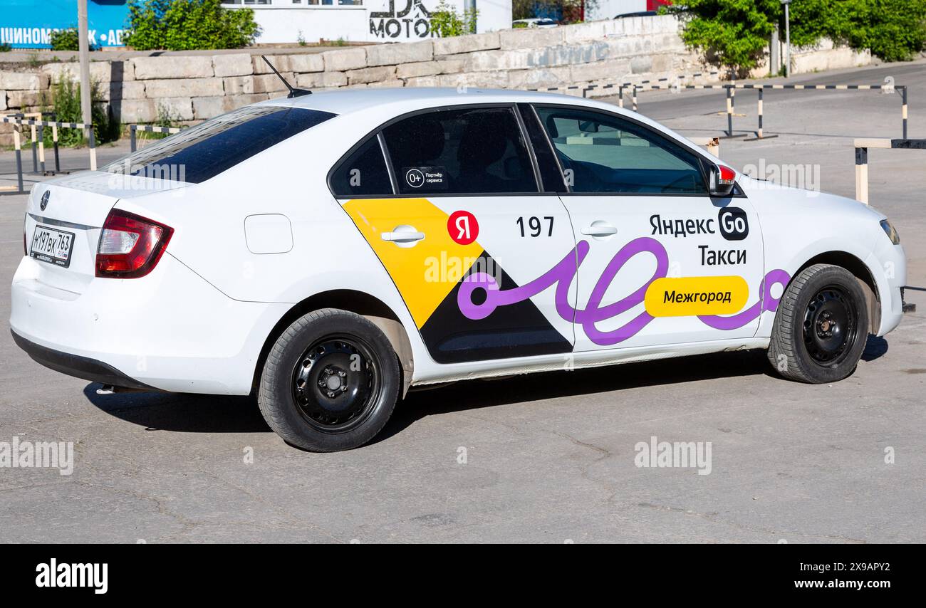 Samara, Russia - 25 maggio 2024: Il taxi Yandex taxi è parcheggiato in una strada della città in estate Foto Stock