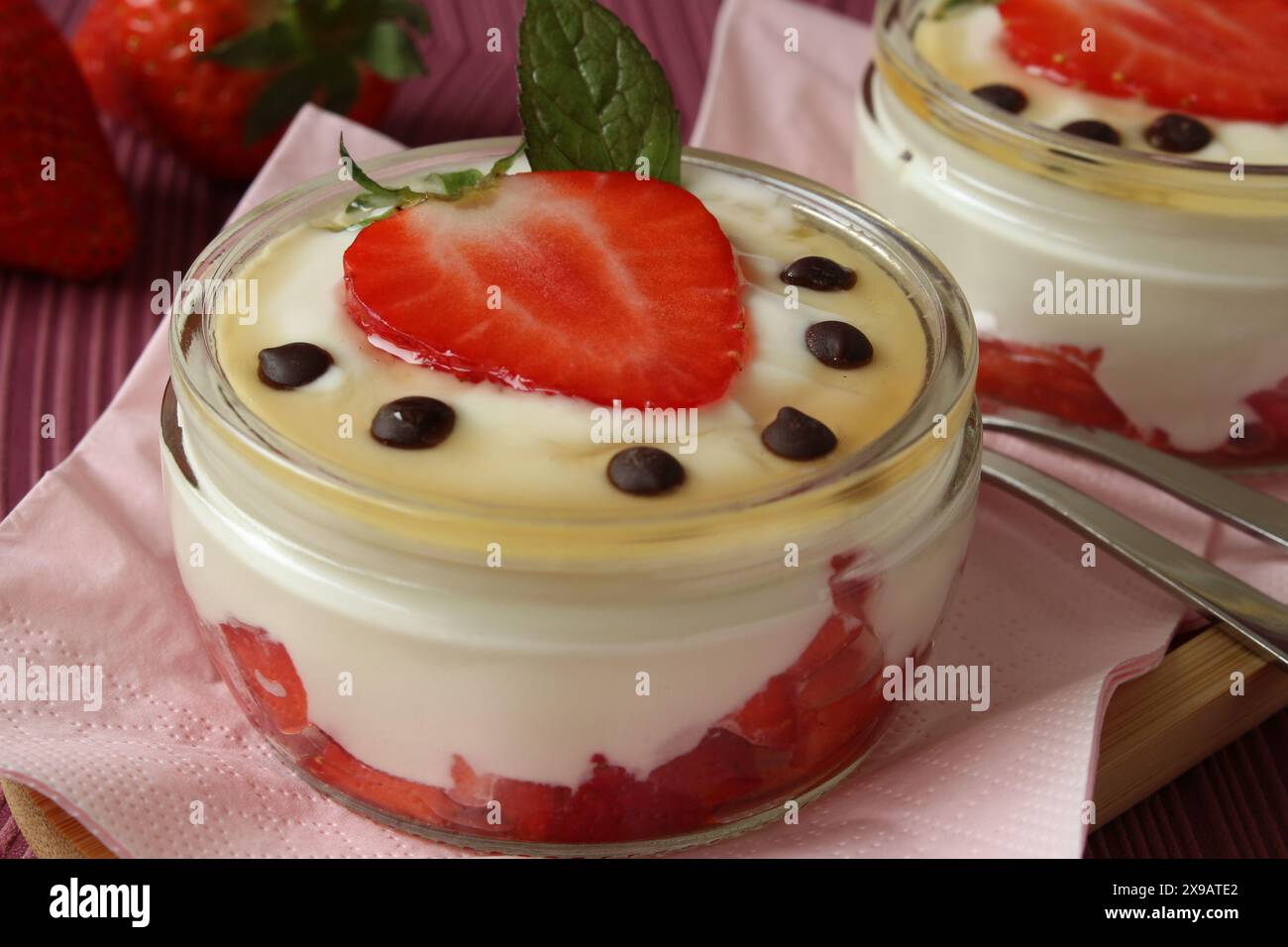 Dessert di Mascarpone allo yogurt alla fragola e miele Foto Stock