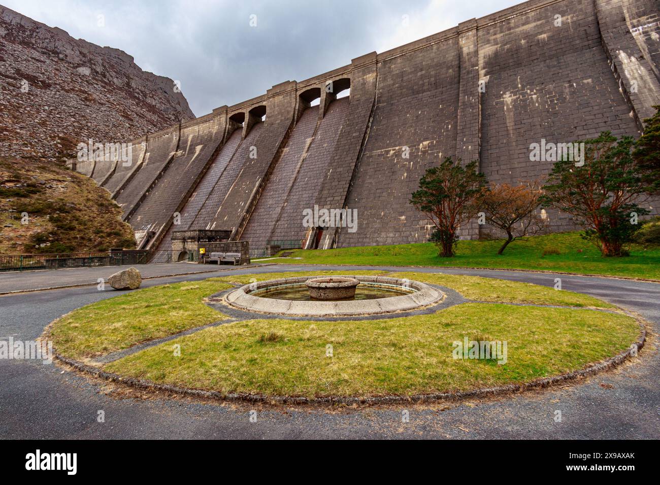 Lago artificiale Ben Crom Dam Moure Mountains Lago Irlanda del Nord Regno Unito Europa Foto Stock