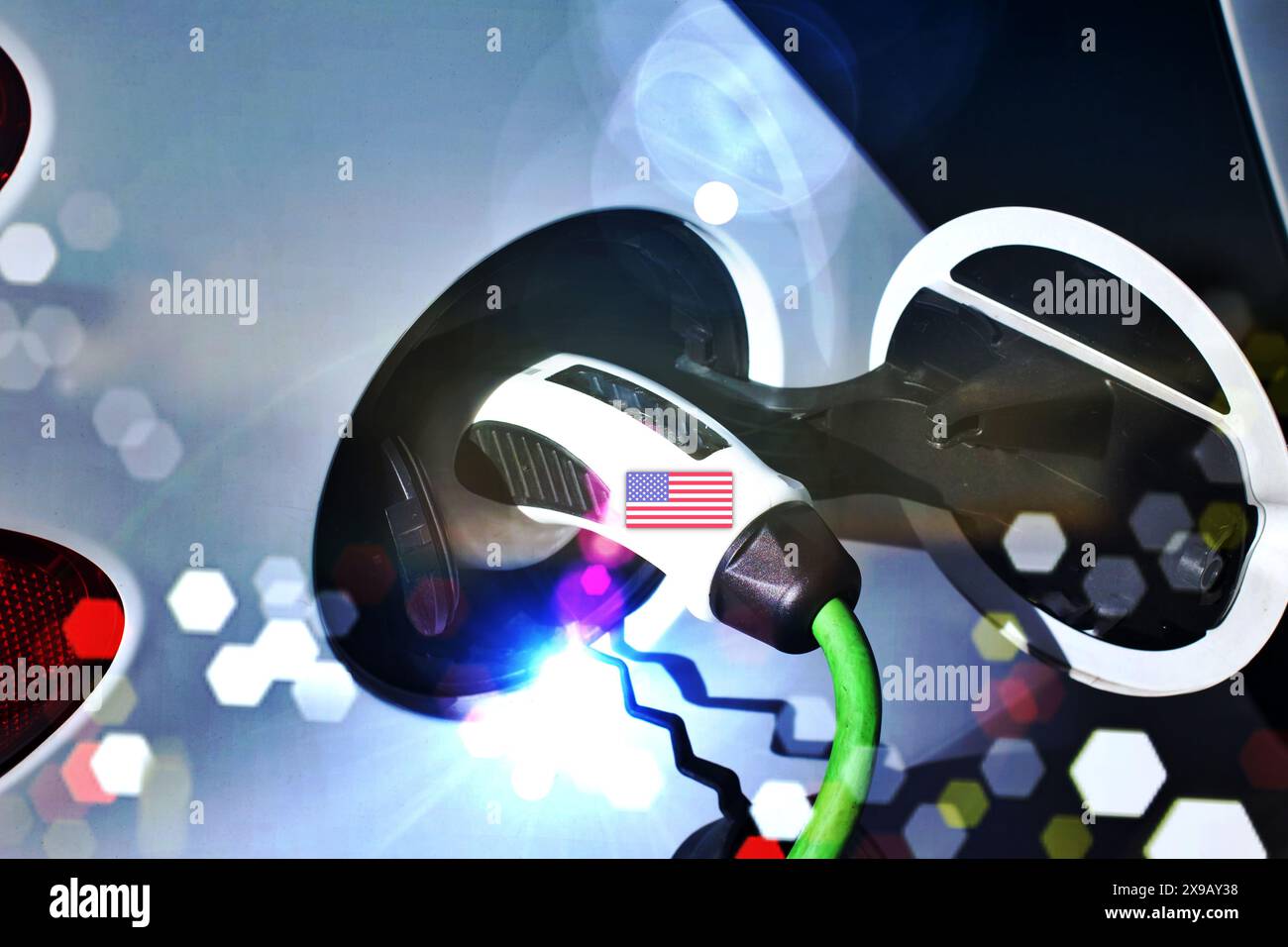 USA bandiera ecologiche auto concetto. Collegamento di un fornitore di energia elettrica, ricarica l'automobile moderna. Foto Stock