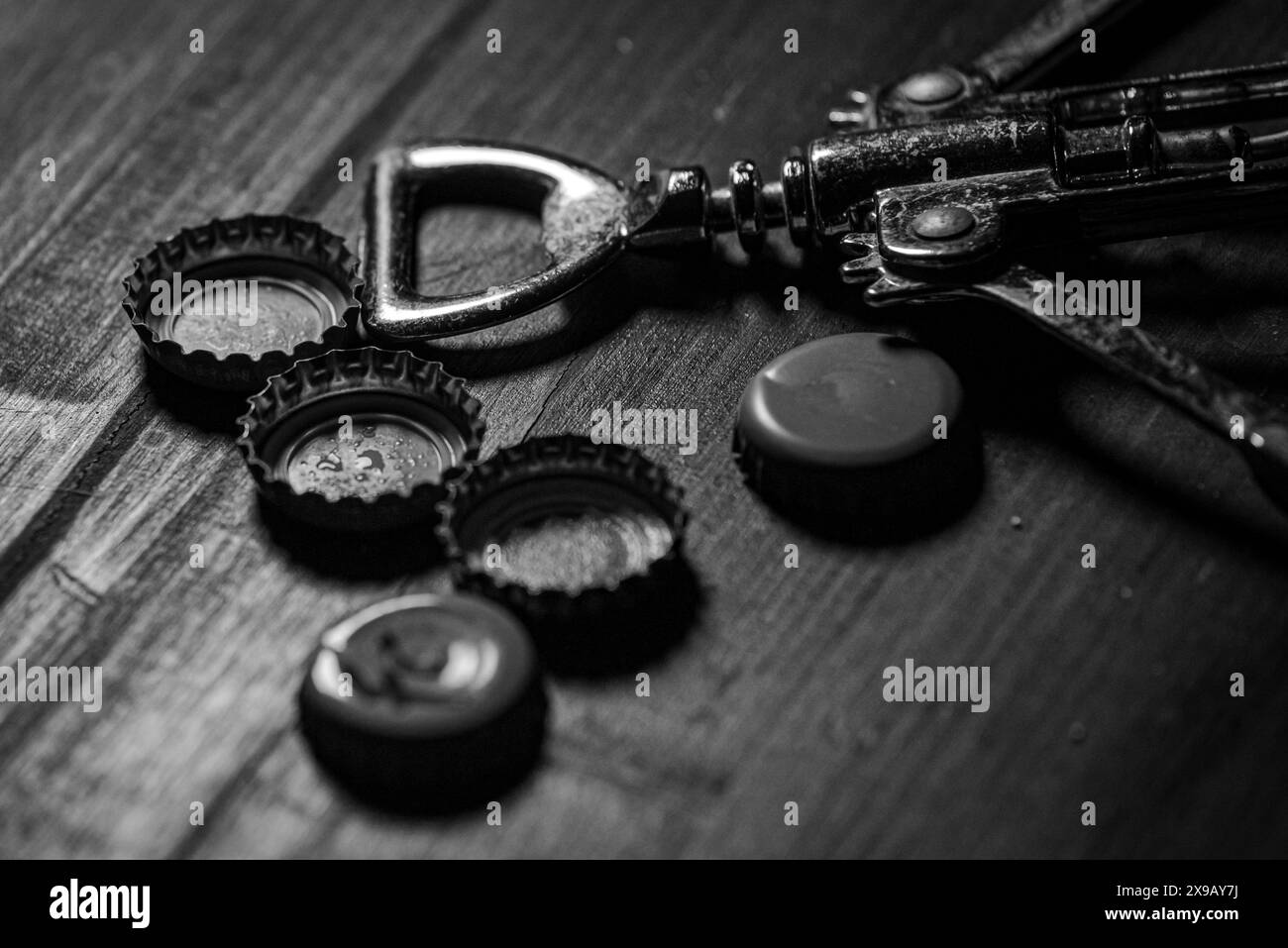 Un bicchiere di deliziosa birra artigianale servita su un autentico bicchiere di birra, da utilizzare come sfondo Foto Stock