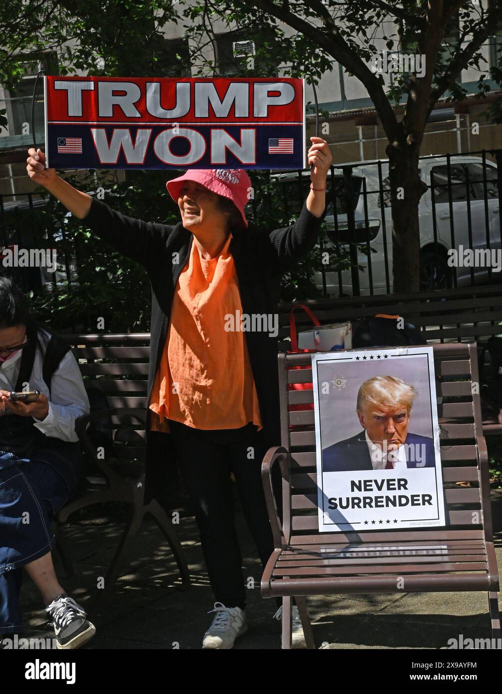 New York, Stati Uniti. 29 maggio 2024. Un sostenitore dell'ex presidente Donald Trump dimostra fuori dal tribunale dove Trump è sotto processo a New York, giovedì 30 maggio 2024. I giurati hanno iniziato le loro deliberazioni nel processo penale contro l'ex presidente, che è accusato di aver effettuato pagamenti in denaro per mettere a tacere un'attrice adulta nel 2016. Foto di Louis Lanzano/UPI credito: UPI/Alamy Live News Foto Stock