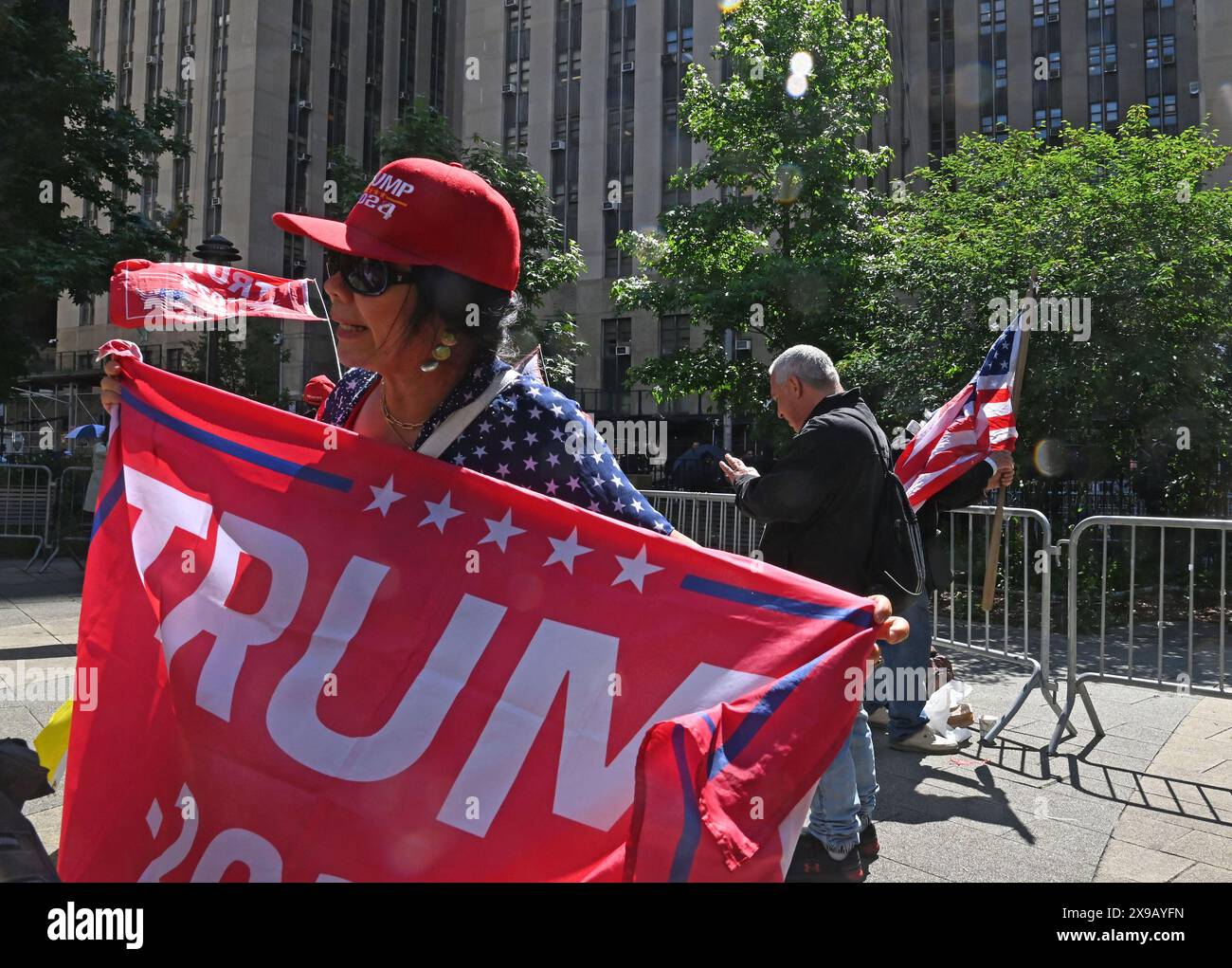 New York, Stati Uniti. 29 maggio 2024. I sostenitori dell'ex presidente Donald Trump manifestano fuori dal tribunale dove Trump è sotto processo a New York, giovedì 30 maggio 2024. I giurati hanno iniziato le loro deliberazioni nel processo penale contro l'ex presidente, che è accusato di aver effettuato pagamenti in denaro per mettere a tacere un'attrice adulta nel 2016. Foto di Louis Lanzano/UPI credito: UPI/Alamy Live News Foto Stock