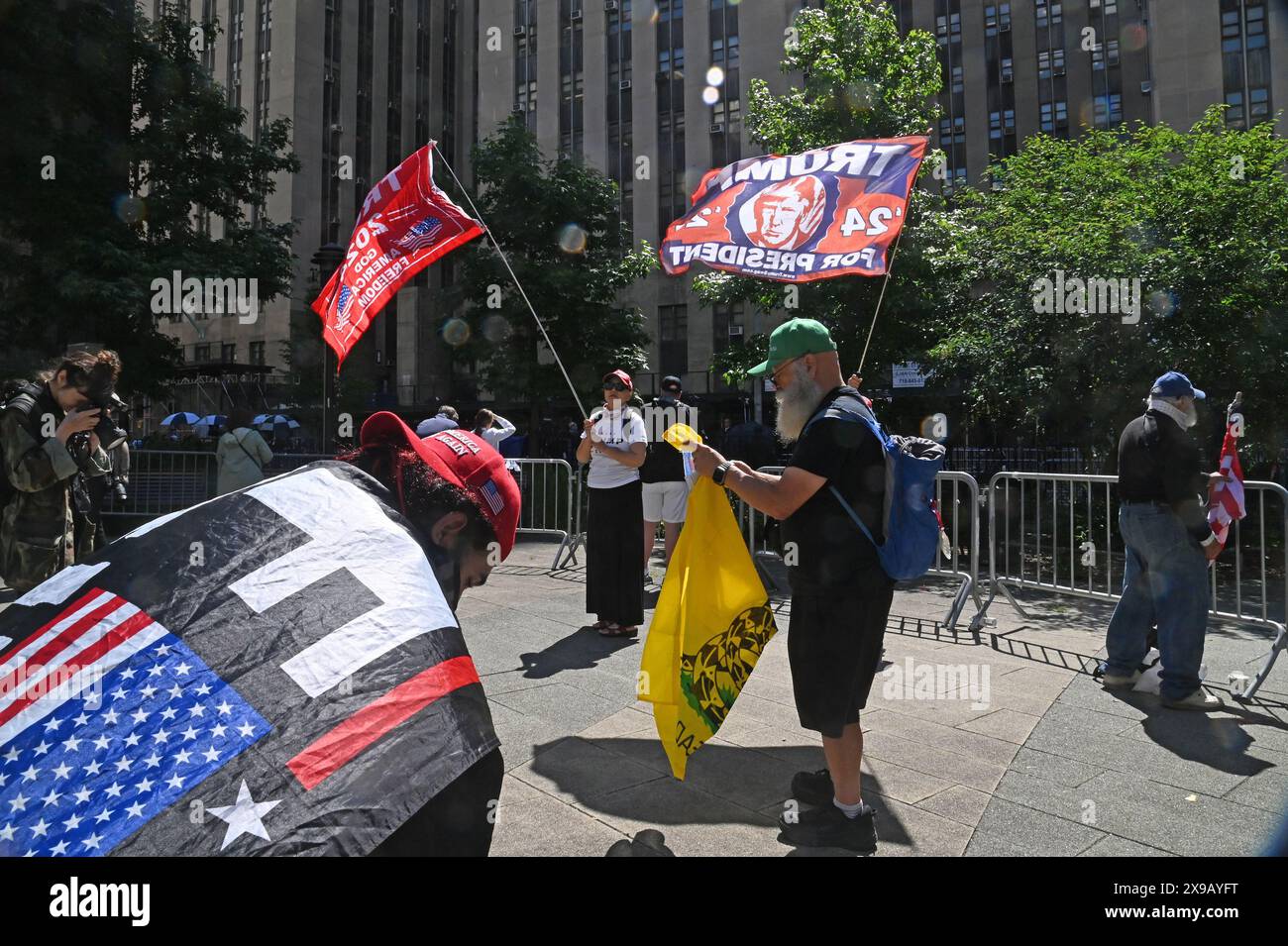 New York, Stati Uniti. 29 maggio 2024. I sostenitori dell'ex presidente Donald Trump manifestano fuori dal tribunale dove Trump è sotto processo a New York, giovedì 30 maggio 2024. I giurati hanno iniziato le loro deliberazioni nel processo penale contro l'ex presidente, che è accusato di aver effettuato pagamenti in denaro per mettere a tacere un'attrice adulta nel 2016. Foto di Louis Lanzano/UPI credito: UPI/Alamy Live News Foto Stock