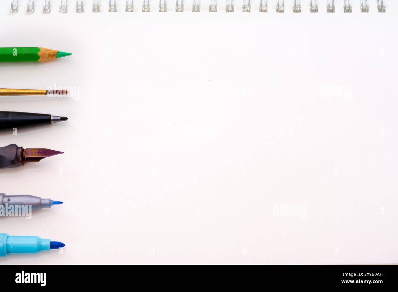 Strumenti di scrittura di base per l'istruzione sul Mockup White Paper background Foto Stock