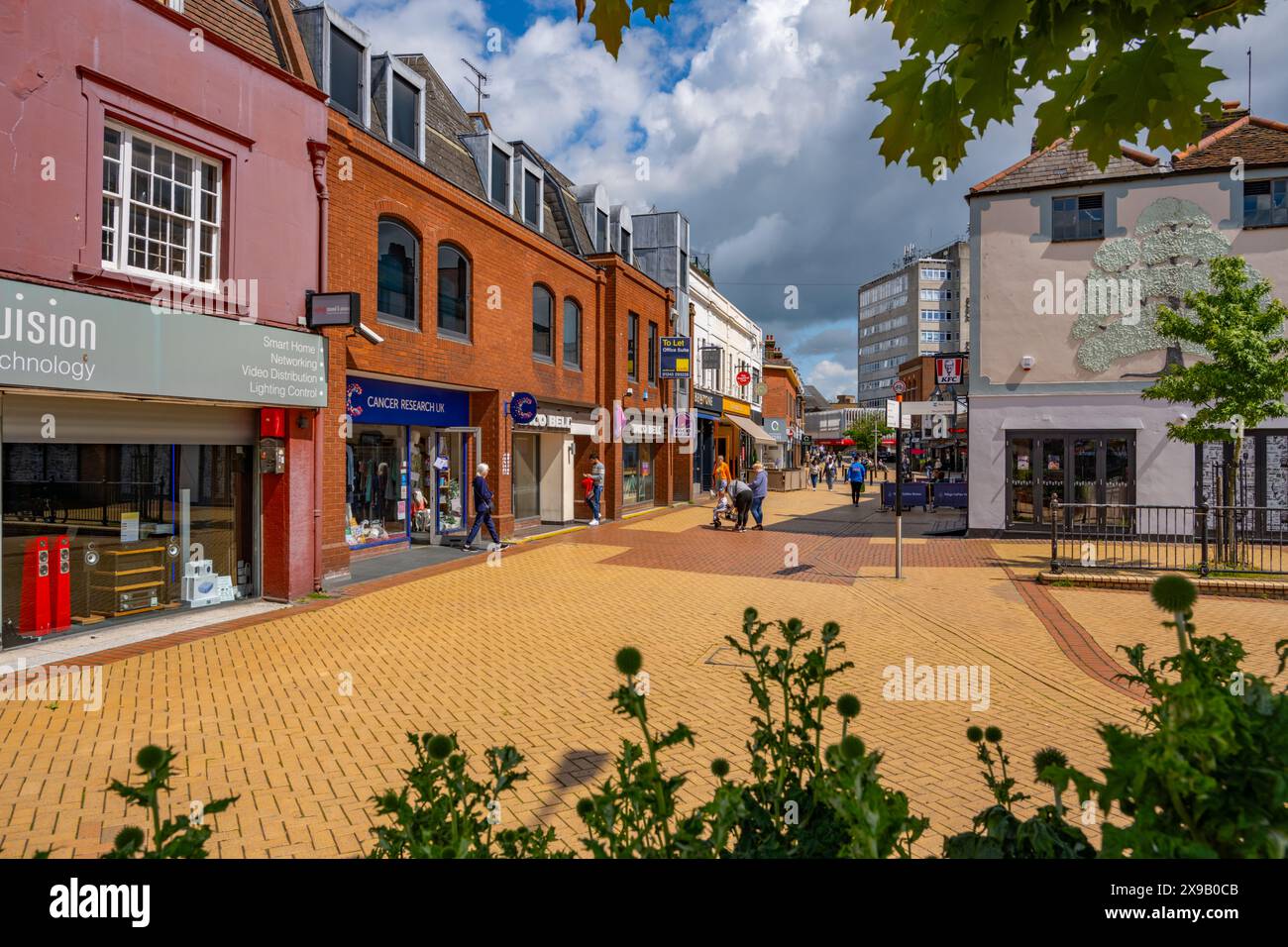 Zona pedonale dello shopping di Moulsham St Chelmsford Essex in una giornata di sole Foto Stock