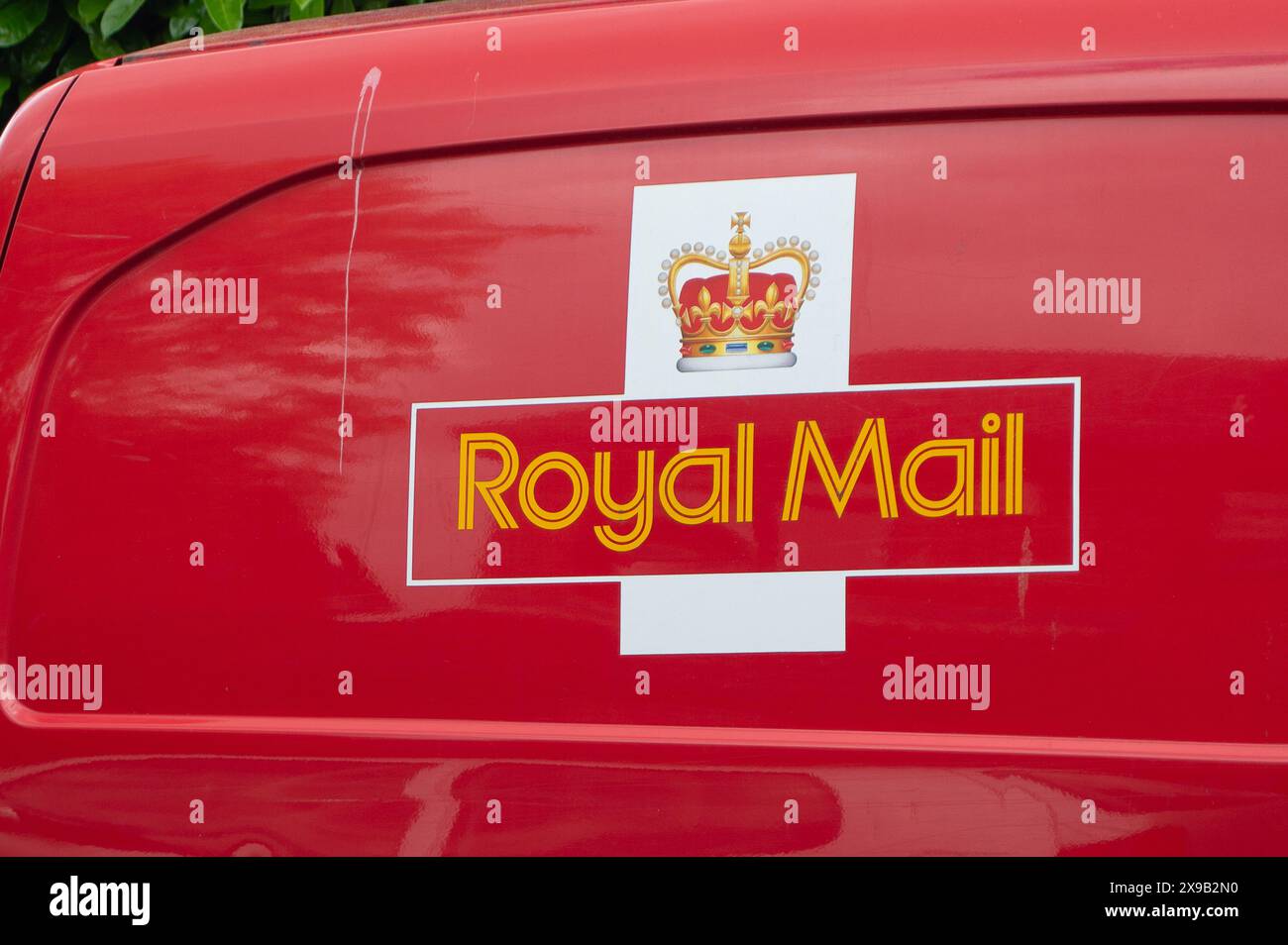 Maidenhead, Regno Unito. 30 maggio 2024. Un furgone della Royal mail a Maidenhead, Berkshire. Il proprietario di Royal mail, International Distribution Services, ha riferito di aver accettato un'offerta di acquisto di 3,5 miliardi di sterline da un miliardario ceco, Daniel Kretinsky, l'EP Group di Kretinsky. La vendita della RM è tuttavia subordinata all’approvazione degli azionisti e del governo. Il National Security and Investment Act del 2021 conferisce ai ministri del governo il potere di bloccare la vendita di aziende che sono considerate parte di infrastrutture nazionali critiche. Crediti: Maureen McLean/Alamy Foto Stock