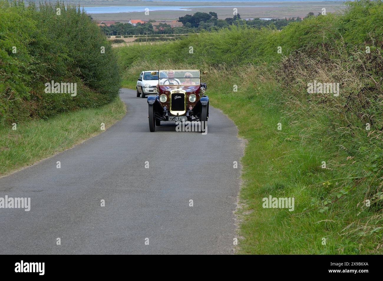 1926 Austin 12/4 Clifton Tourer percorrendo Common Lane attraverso Barrow Common, vicino a Brancaster, Norfolk, Regno Unito Foto Stock