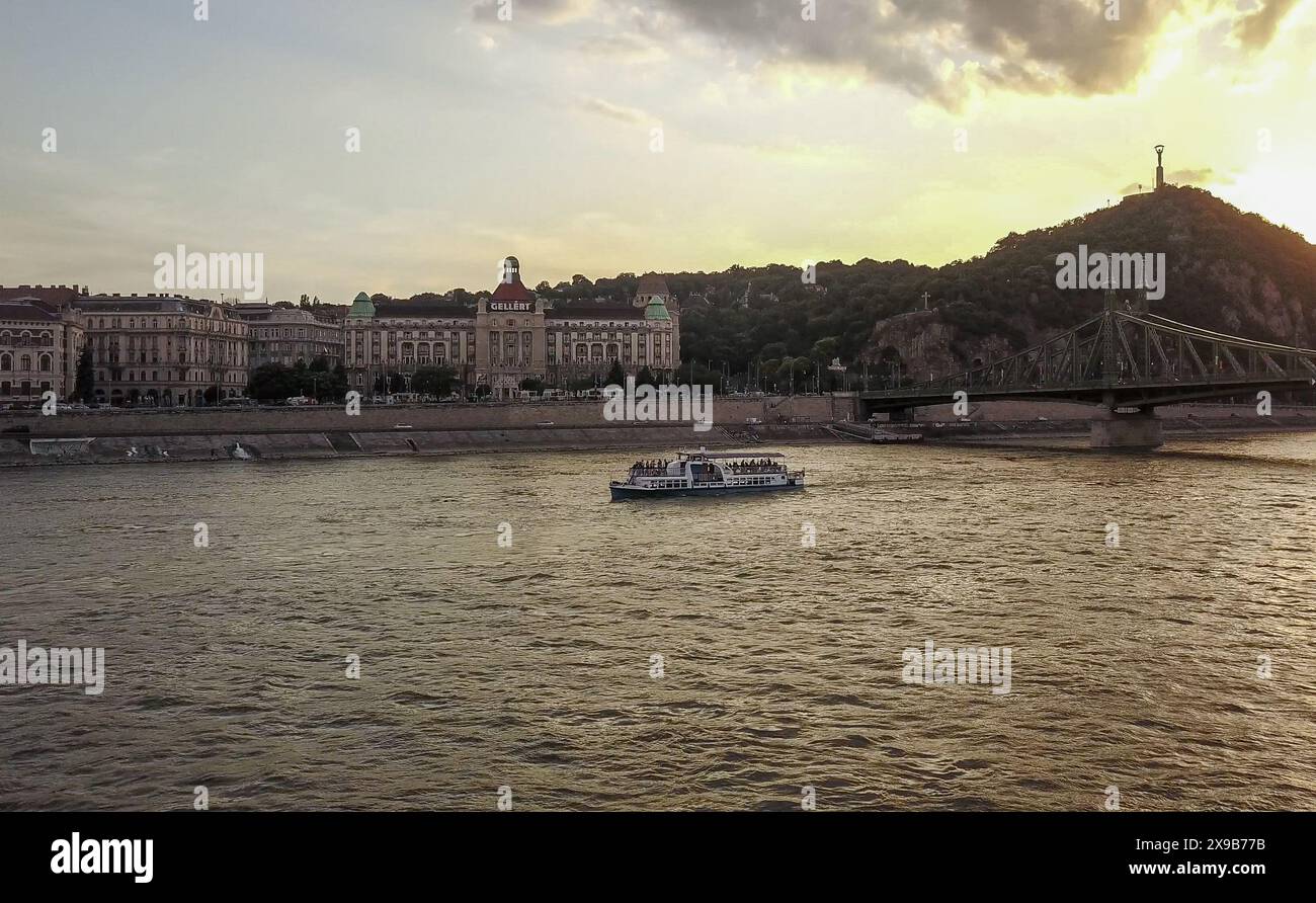 Budapest, Danubio, Ungheria. 29 maggio 2024: Una delle rare ultime viste di HABLEANY fotografata il 28 maggio 2019 sera, il giorno prima del suo affondamento in 7 secondi. Oggi ricorre il quinto anniversario di questa tragedia. Il battello turistico ungherese affondò dopo essere entrato in collisione con la nave VIKING SIGYN per le crociere sul fiume VICHINGO. Questo incidente di navigazione ha causato la morte di 28 persone, per lo più turisti sudcoreani. Lo scorso febbraio, il tribunale di Budapest ha ordinato alle 2 compagnie di crociera di pagare alle famiglie delle vittime il più grande risarcimento riconosciuto dalla storia dei tribunali ungheresi. Viking ha rifiutato e ha fatto appello. Crediti: Kevin Izorce/Alamy Live News Foto Stock