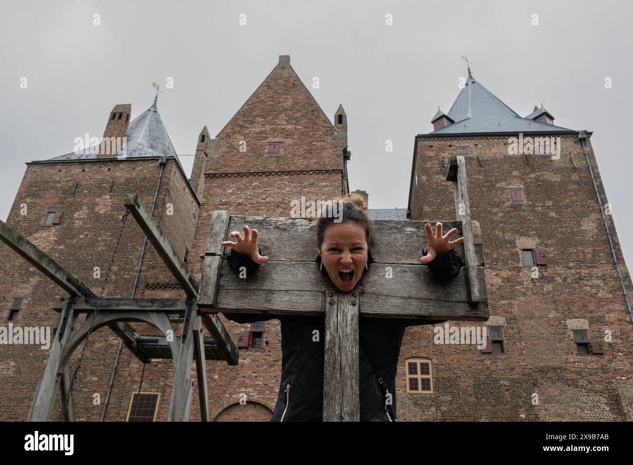 lady in stock strumento di tortura medievale al forte del castello di slot Loevestein. Edificio storico utilizzato dai militari come base e prigione di stato Foto Stock
