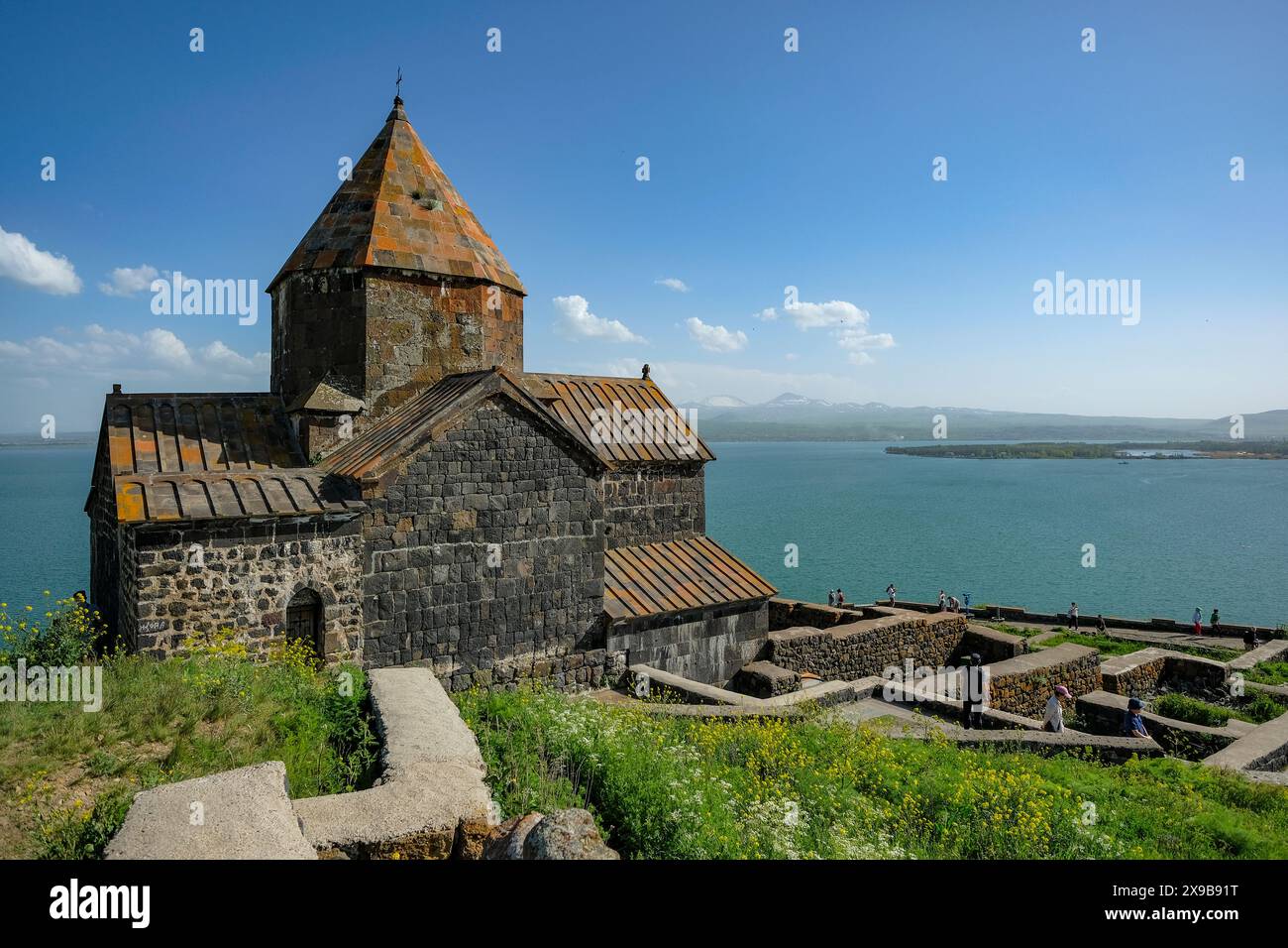 Sevan, Armenia - 30 maggio 2024: Turisti al monastero di Sevanavank è un complesso monastico situato su una penisola sulla sponda nord-occidentale del lago Sevan. Foto Stock