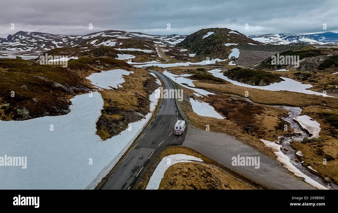 Camper roulotte o camper sulla Lyse Road coperta di neve fino a Krejag Norway Lysebotn, strada coperta di neve, viaggio in Norvegia Foto Stock