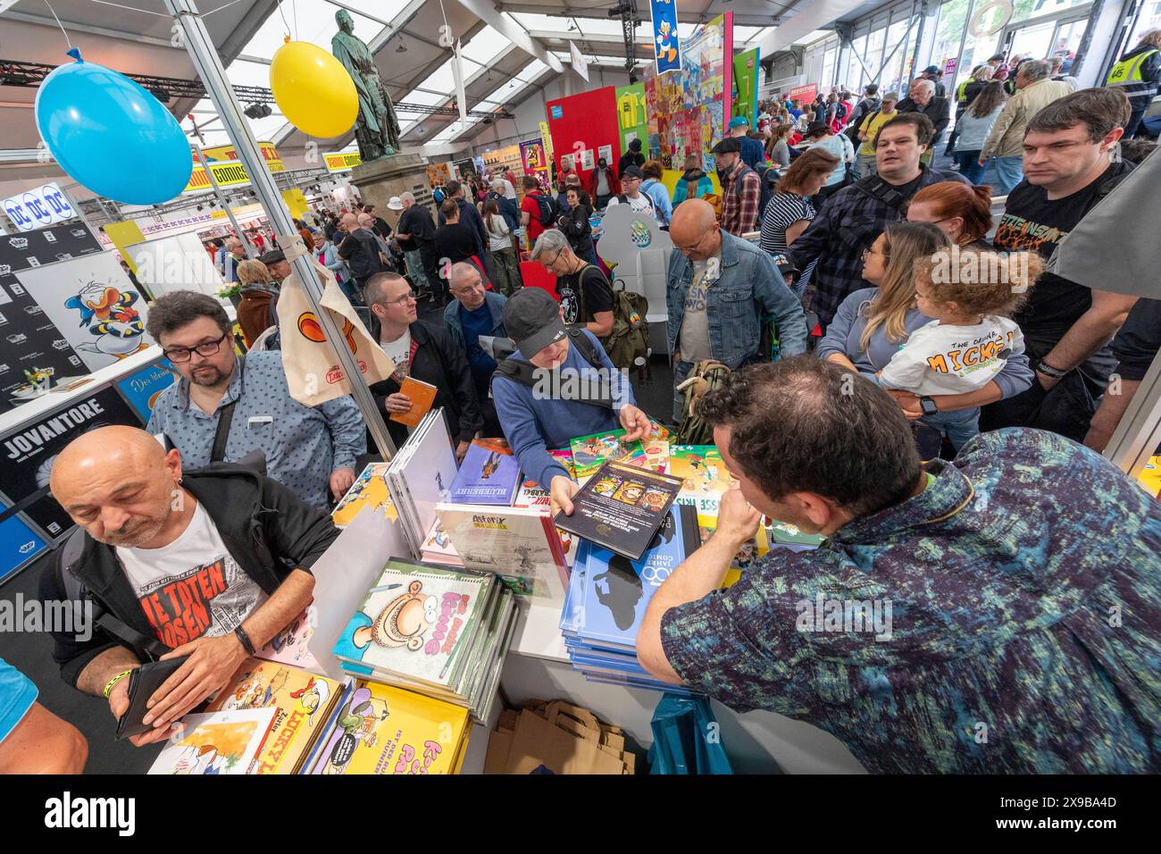 Reportage 30.05.2024 Eröffnungstag des 21. Internationalen Comic-Salon di Erlangen, das größte Festival für Comic Kunst im deutschsprachigen Raum Viel Andrang bei den Klassikern Erlangen Bayern Deutschland *** relazione 30 05 2024 giorno di apertura del 21° Salone Internazionale del Comic di Erlangen, il più grande festival di arte comica nel mondo di lingua tedesca, con un sacco di persone al classico Erlangen Bavaria Germania Foto Stock