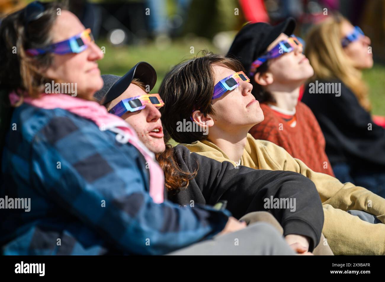Gli spettatori guardano l'eclissi solare del 2024 dal prato del Vermont State House, Montpelier, Vermont, USA, 8 aprile, 2024. Foto Stock