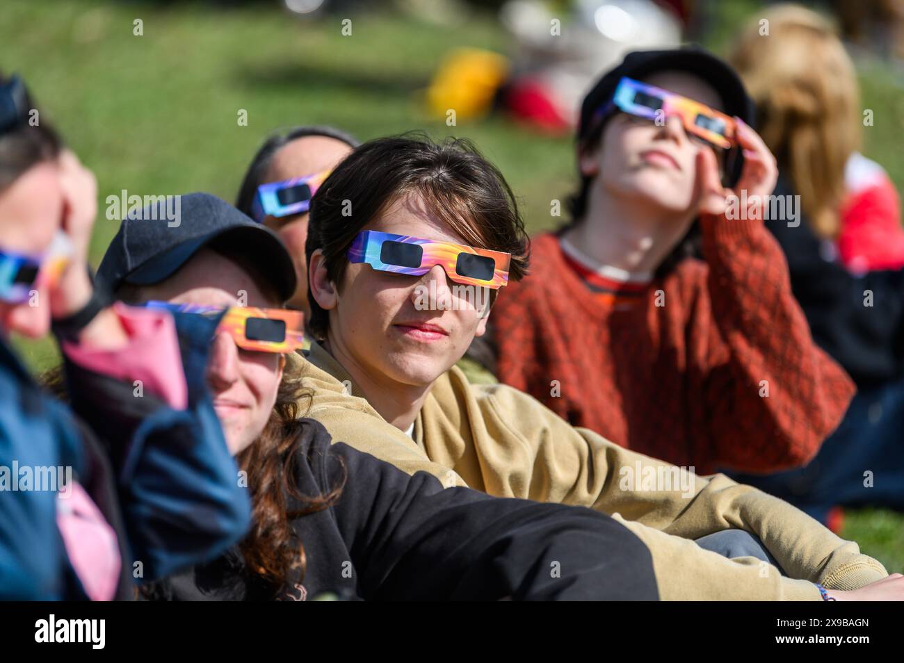 Gli spettatori guardano l'eclissi solare del 2024 dal prato del Vermont State House, Montpelier, Vermont, USA, 8 aprile, 2024. Foto Stock