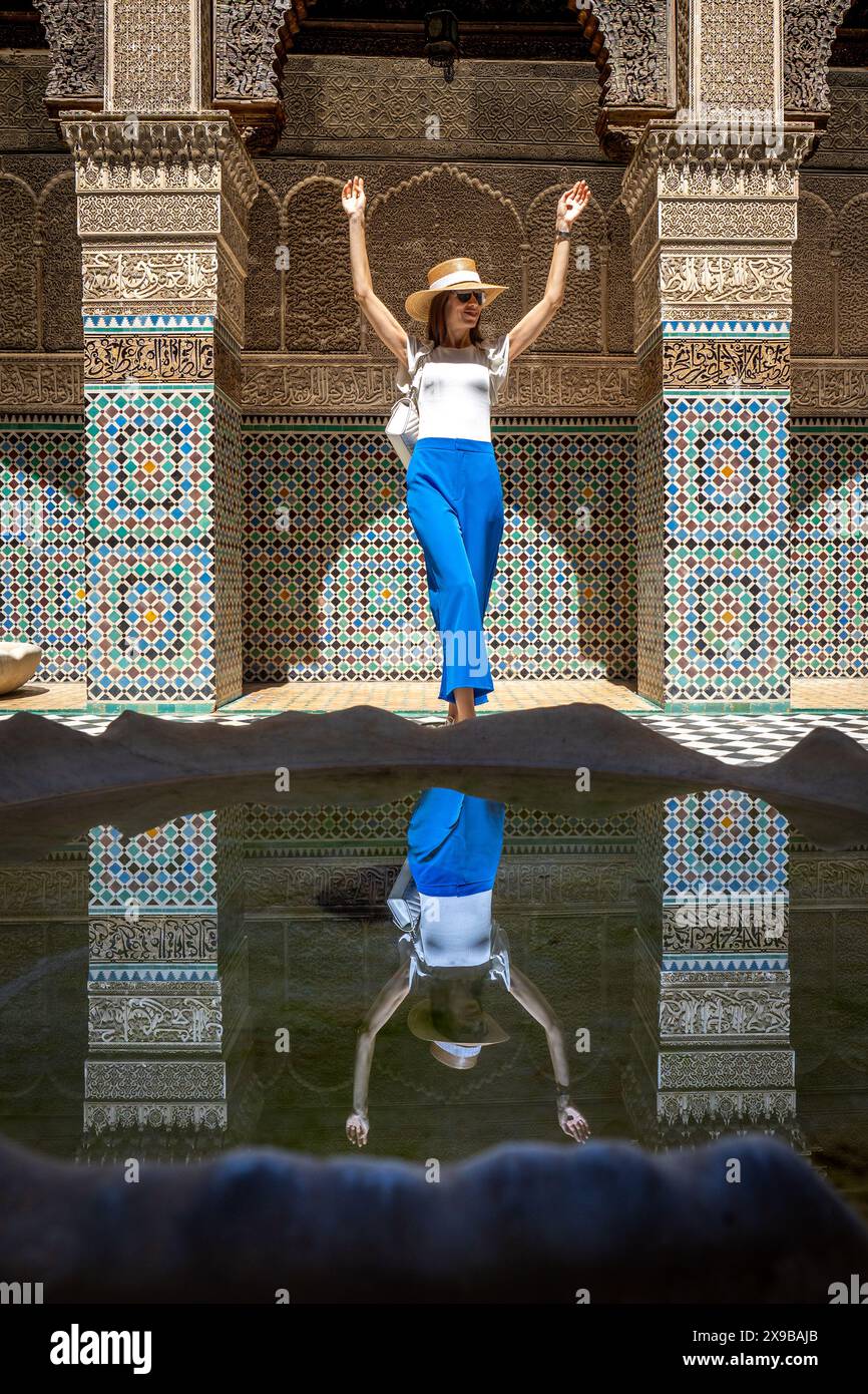 Giovane donna nella Madrassa al Attarine, elegante visitatrice nel sito storico di Fez, Marocco Foto Stock