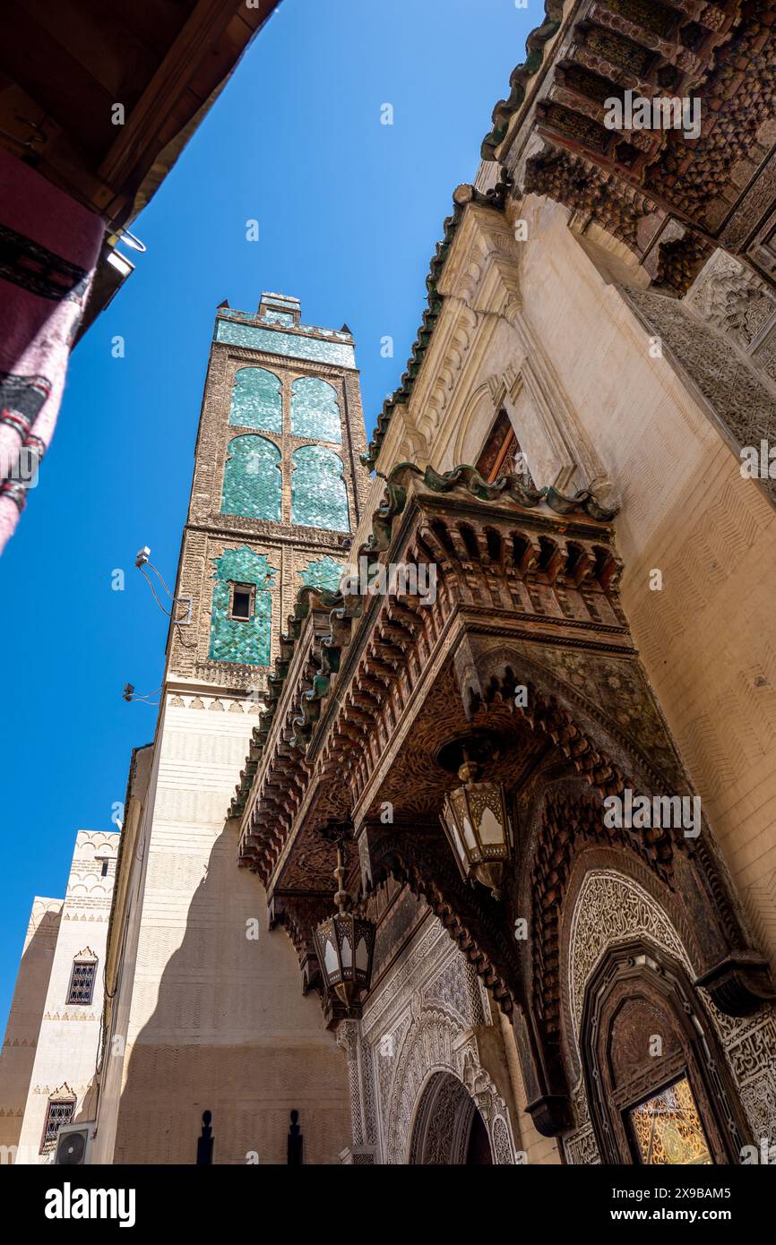 Torre piastrellata verde a Fez Medina, iconico dettaglio architettonico, Marocco Foto Stock
