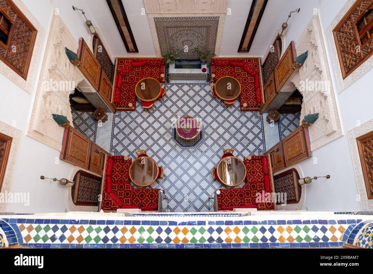 Cortile interno del Riad a Fez, oasi tranquilla tra architettura marocchina, Marocco Foto Stock
