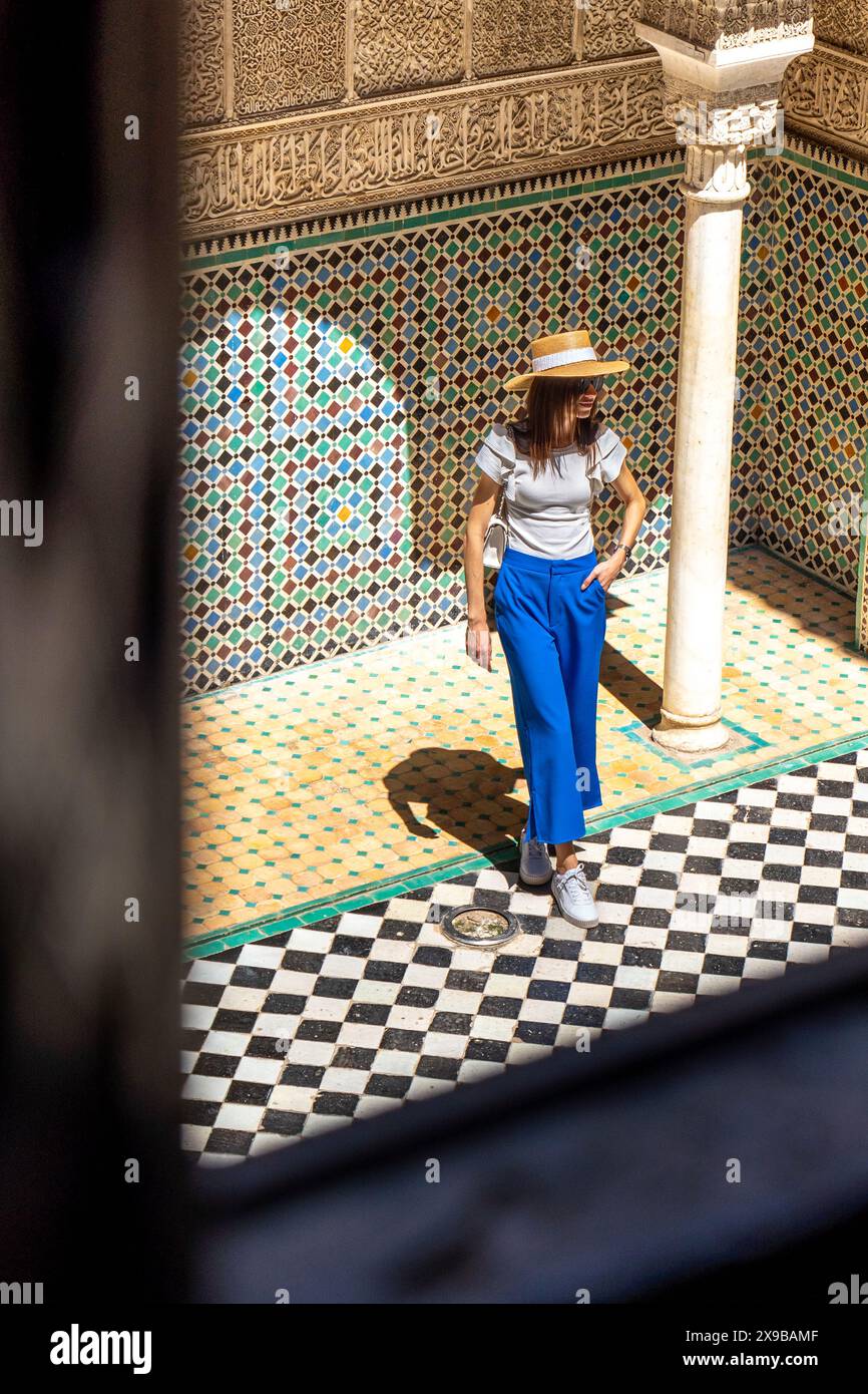 Giovane donna vista dall'alto in al Attarine Madrassa, Fez's Architectural Gem, Marocco Foto Stock