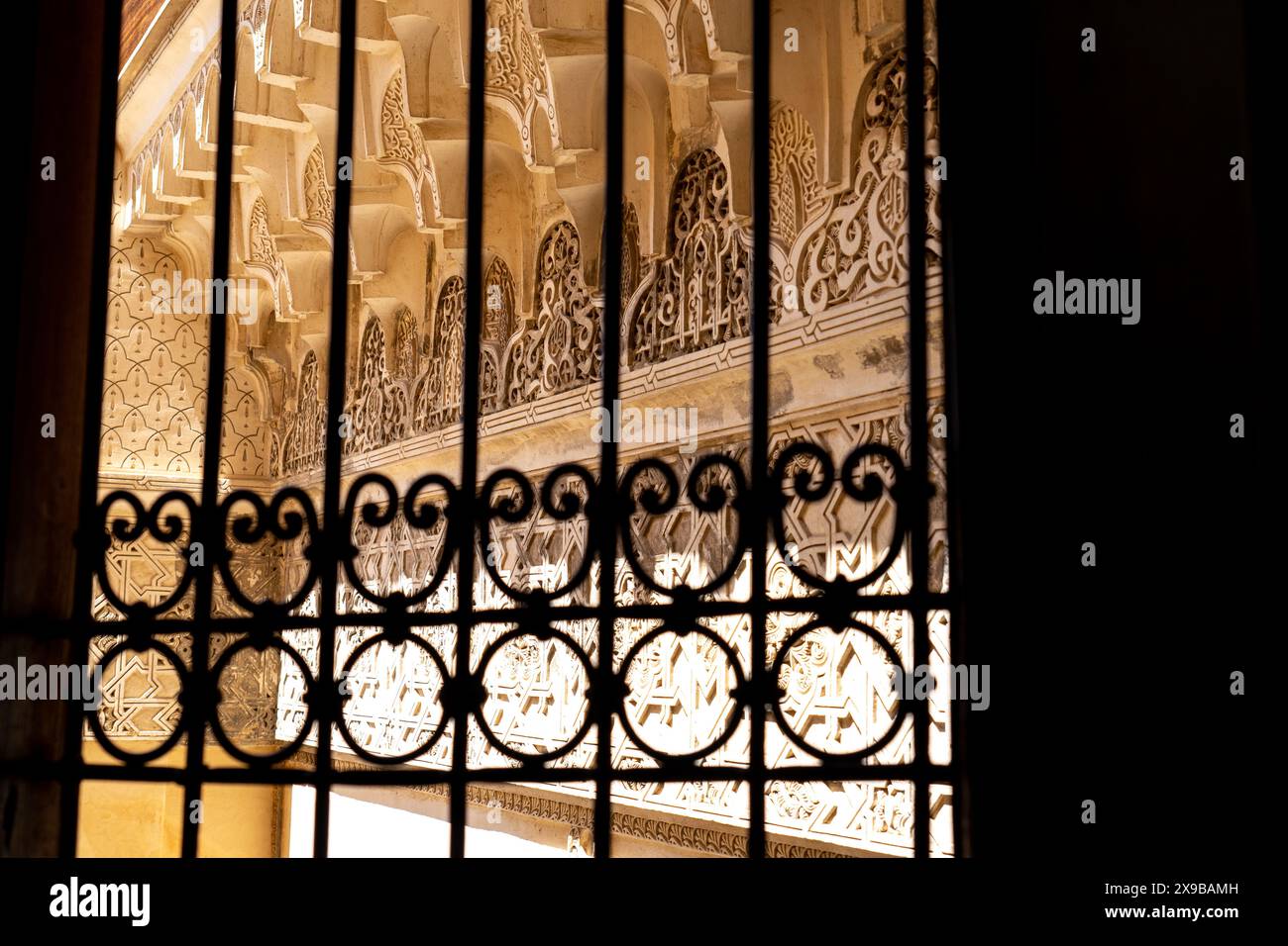 Silhouette di motivi geometrici dietro la griglia di ferro, Vista Artistica, Marocco Foto Stock
