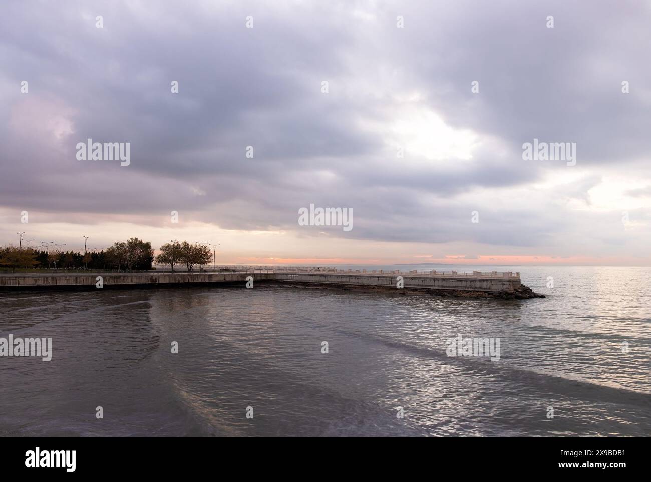 Mattinata nuvolosa sul lungomare. Baku. Azerbaigian. Foto Stock