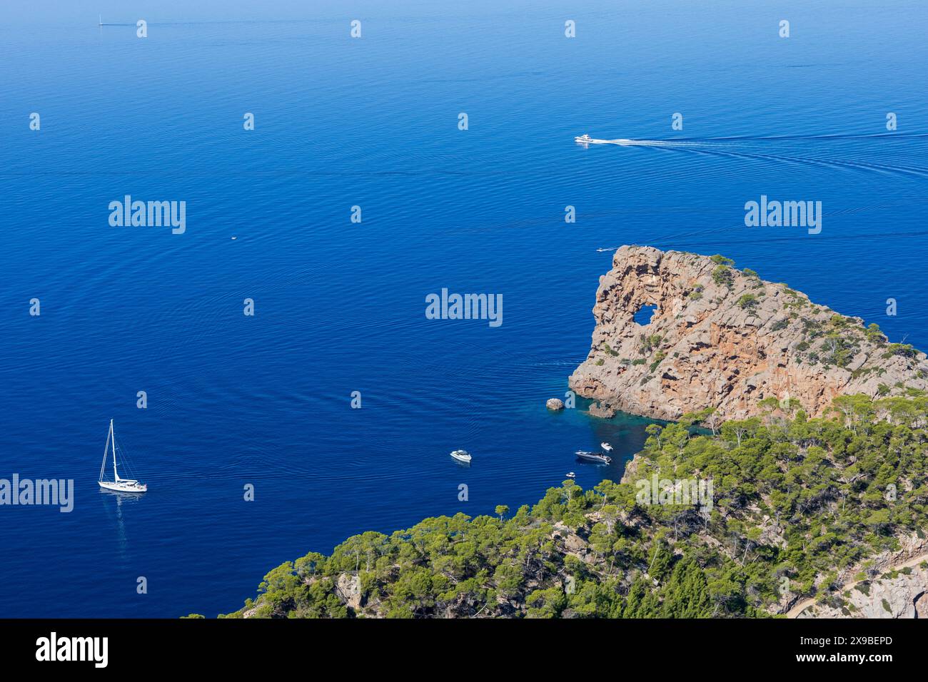 Costa con scogliere, paesaggio della Serra de Tramuntana a sa Foradada, vicino a Deia, Maiorca, Maiorca, Baleari, Spagna Foto Stock
