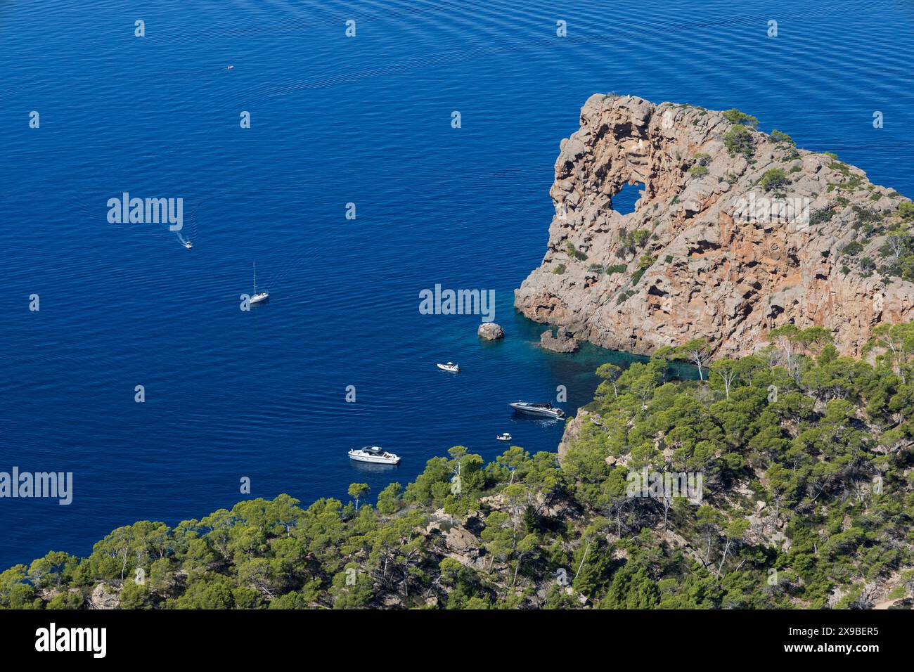 Costa con scogliere, paesaggio della Serra de Tramuntana a sa Foradada, vicino a Deia, Maiorca, Maiorca, Baleari, Spagna Foto Stock