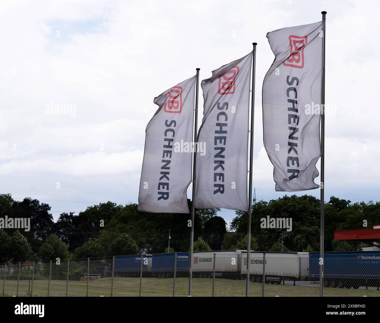 Logistik DB Schenker Logo Niederlassung des Transport und Logistikunternehmens DB Schenker a Duisburg Rheinhausener Hafen. DB Schenker ist eine Tochtergesellschaft der Deutschen Bahn. Flaggen mit dem Firmenlogo. Duisburg Rheinhausen Deutschland Nordrhein-Westfalen / NRW *** Logistics DB Schenker Logo Branch della società di trasporti e logistica DB Schenker di Duisburg Rheinhausen Port DB Schenker è una controllata di Deutsche Bahn Flags con il logo della società Duisburg Rheinhausen Germania Renania settentrionale-Vestfalia NRW Foto Stock