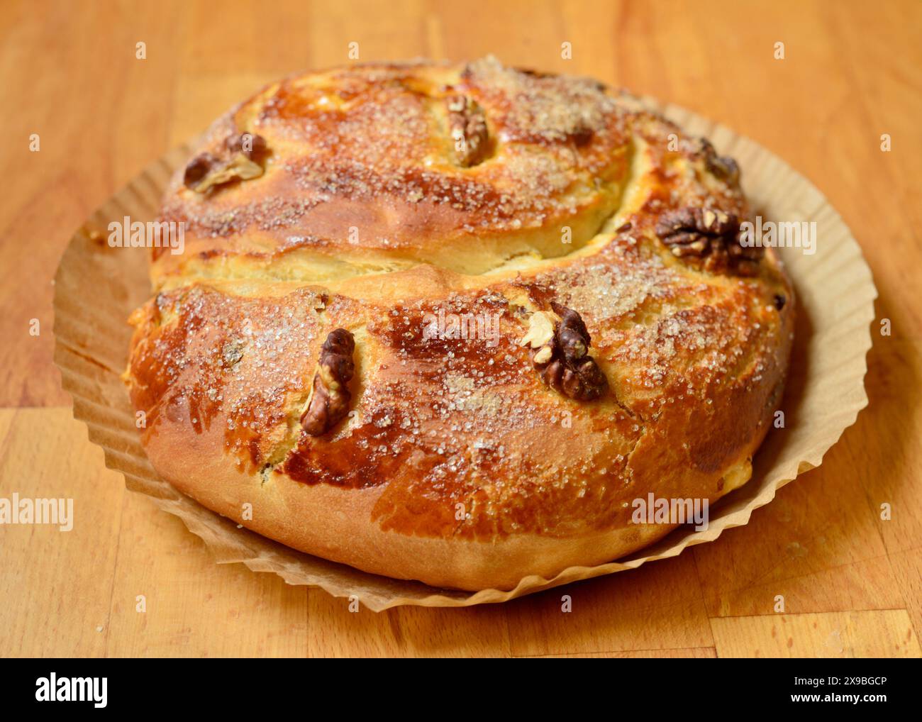 Pane pasquale dolce fatto in casa in carta da forno su un vassoio di legno dettaglio ravvicinato Foto Stock