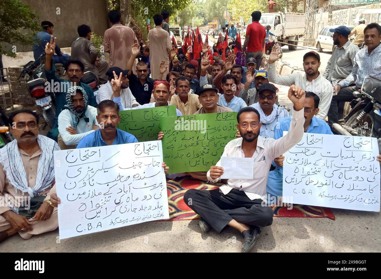 I dipendenti del comitato municipale di Paretabad stanno organizzando una manifestazione di protesta contro il mancato pagamento dei loro stipendi presso il club stampa di Hyderabad giovedì 30 maggio 2024. Foto Stock