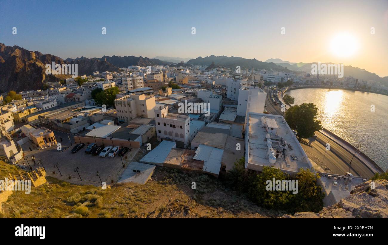 Foto di una città vecchia di Mascate e della baia con le barche durante la sera di sole primaverile Foto Stock