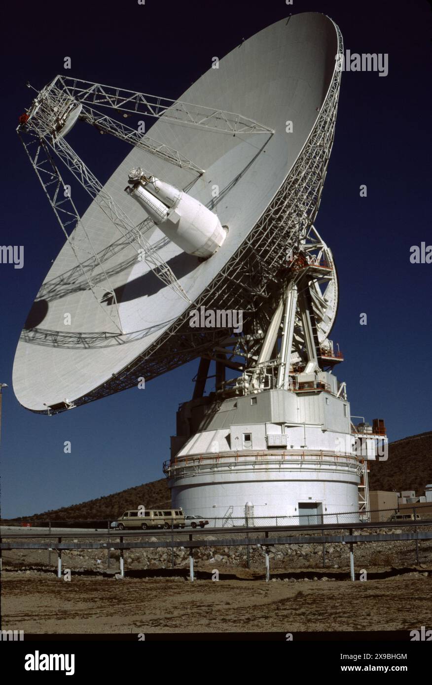 Fort Irwin, CALIFORNIA, U.S.A. circa 1984. Il Goldstone Deep Space Communications Complex (GDSCC), comunemente chiamato Goldstone Observatory, si trova a Fort Irwin, nello stato della California. Gestito dal Jet Propulsion Laboratory (JPL) della NASA, per tracciare e comunicare con le missioni spaziali interplanetarie. Prende il nome da Goldstone, California, una vicina città fantasma per l'estrazione dell'oro. La più grande, un'antenna Cassegrain di 70 metri (230 piedi), è utilizzata per la comunicazione con le missioni spaziali verso i pianeti esterni, come la sonda Voyager, che, con 21,5 miliardi di chilometri, è la più lontana artificiale Foto Stock