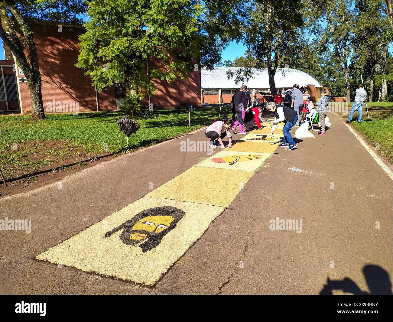30 maggio 2024, passo fundo, Rio grande do sul, Brasile: Passo fundo (RS), 05/30/2024 - HOLIDAY/CORPUS CHRISTI/PASSO FUNDO/RS - i residenti del passo FUNDO preparano a festeggiare la festa del Corpus Christi. Una tradizione notevole di questa vacanza è la realizzazione di tappeti segati, un'espressione artistica e religiosa che trasforma le strade della città in un colorato percorso di fede. La segatura, tinta in diversi colori, viene utilizzata per creare immagini e disegni che rappresentano scene bibliche e simboli religiosi. La previsione di temperature miti aumenta le aspettative per i festeggiamenti e la creazione di questi Foto Stock