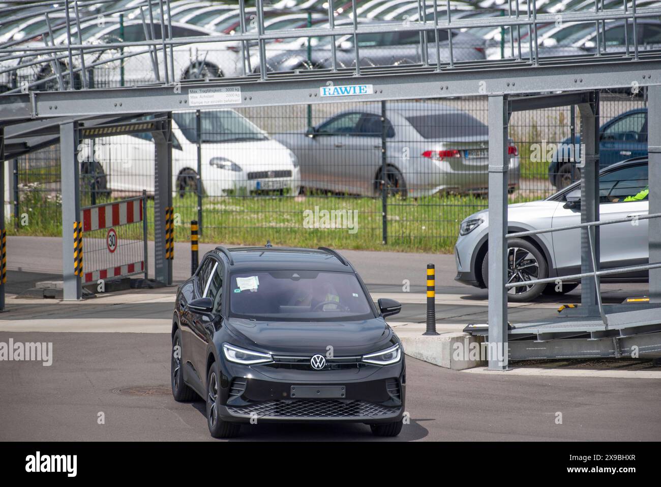 Zahlreiche Neuwagen stehen auf einem eingezäuntem Gelände vor dem Rostocker Seehafen. Der Hafen Rostock Hat seit fast 2 Jahren ein Autoterminal Umschlagplatz für den Auto-Transport. 150,000 Autos sollen hier laut Betreiber Autolink und dem Hafen Rostock jährlich Richtung Skandinavien und Osteuropa verschifft werden. Auf dem 75,000 Quadratmetro großen Gelände können vollbeladene Autozüge direkt auf das Terminal fahren. Dazu gibt es zwei extra dafür gebaute 600 metri lange Gleisanbindungen. Auf 3,200 Stellflächen können die Fahrzeuge zwischengelagert werden. für die Verschiffung gibt es einen di Foto Stock