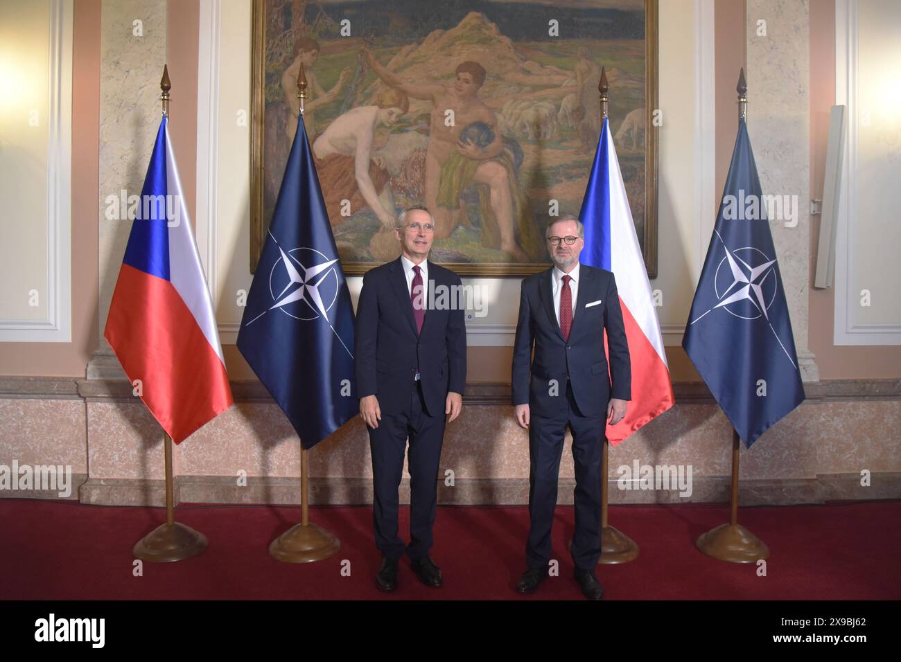 Praga, Repubblica Ceca. 30 maggio 2024. Il segretario generale della NATO Jens Stoltenberg (L) e il primo ministro della Repubblica ceca Petr fiala (R) visti prima della loro riunione a Praga. Il segretario generale della NATO Jens Stoltenberg visita Praga prima dell'inizio della riunione informale dei ministri degli affari esteri della NATO con il primo ministro ceco Petr fiala. Jens Stoltenberg e Petr fiala hanno anche discusso dell'iniziativa ceca sulle munizioni, della situazione in Ucraina e della cooperazione ceca nella NATO. (Foto di Tomas Tkacik/SOPA Images/Sipa USA) credito: SIPA USA/Alamy Live News Foto Stock
