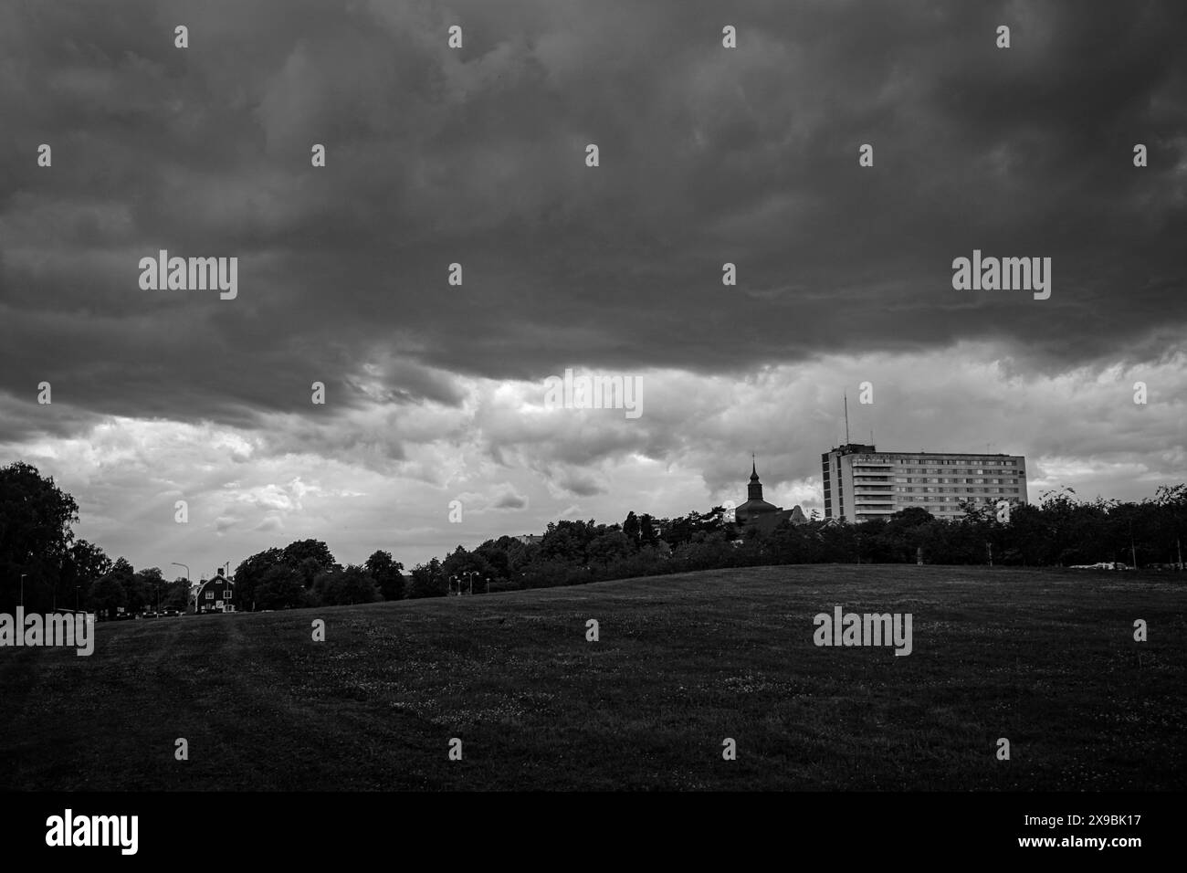 Nuvole buie pesanti sopra il campo Foto Stock