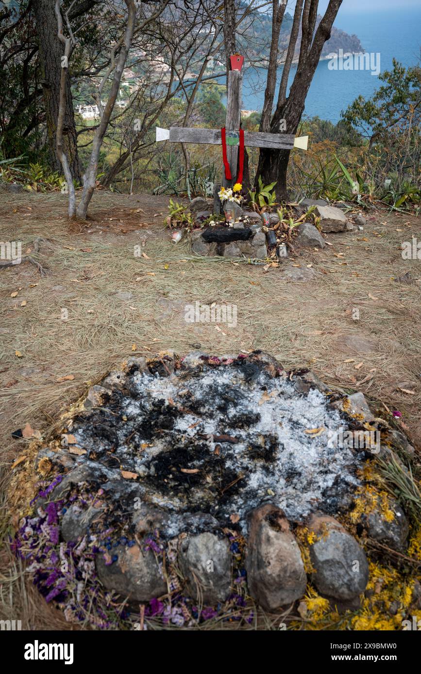Resti della cerimonia spirituale Maya che include l'accensione di resine, candele e offerte in luoghi sacri, la riserva naturale Cerro Tzankujil, San Marc Foto Stock