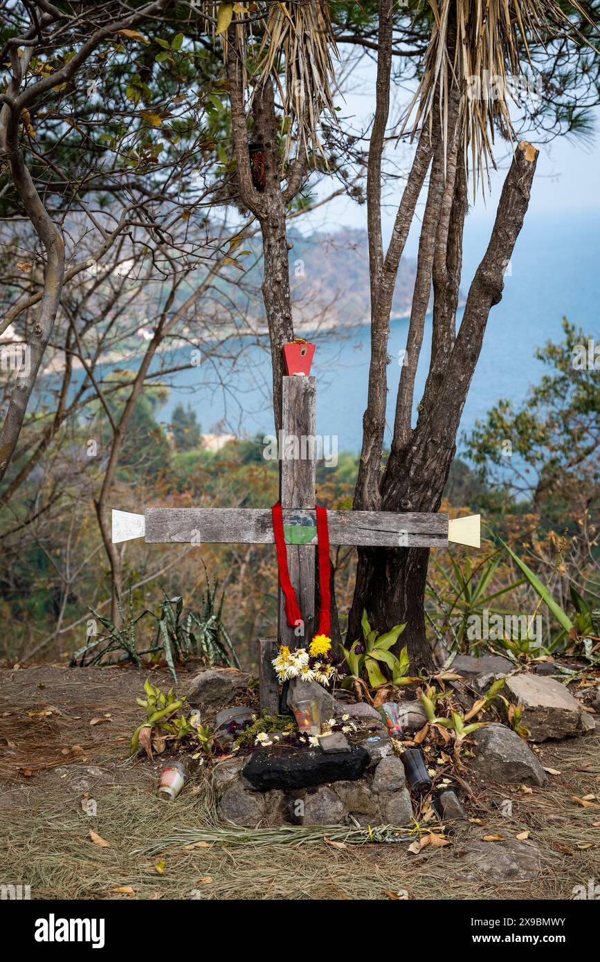 Resti della cerimonia spirituale Maya che include l'accensione di resine, candele e offerte in luoghi sacri, la riserva naturale Cerro Tzankujil, San Marc Foto Stock