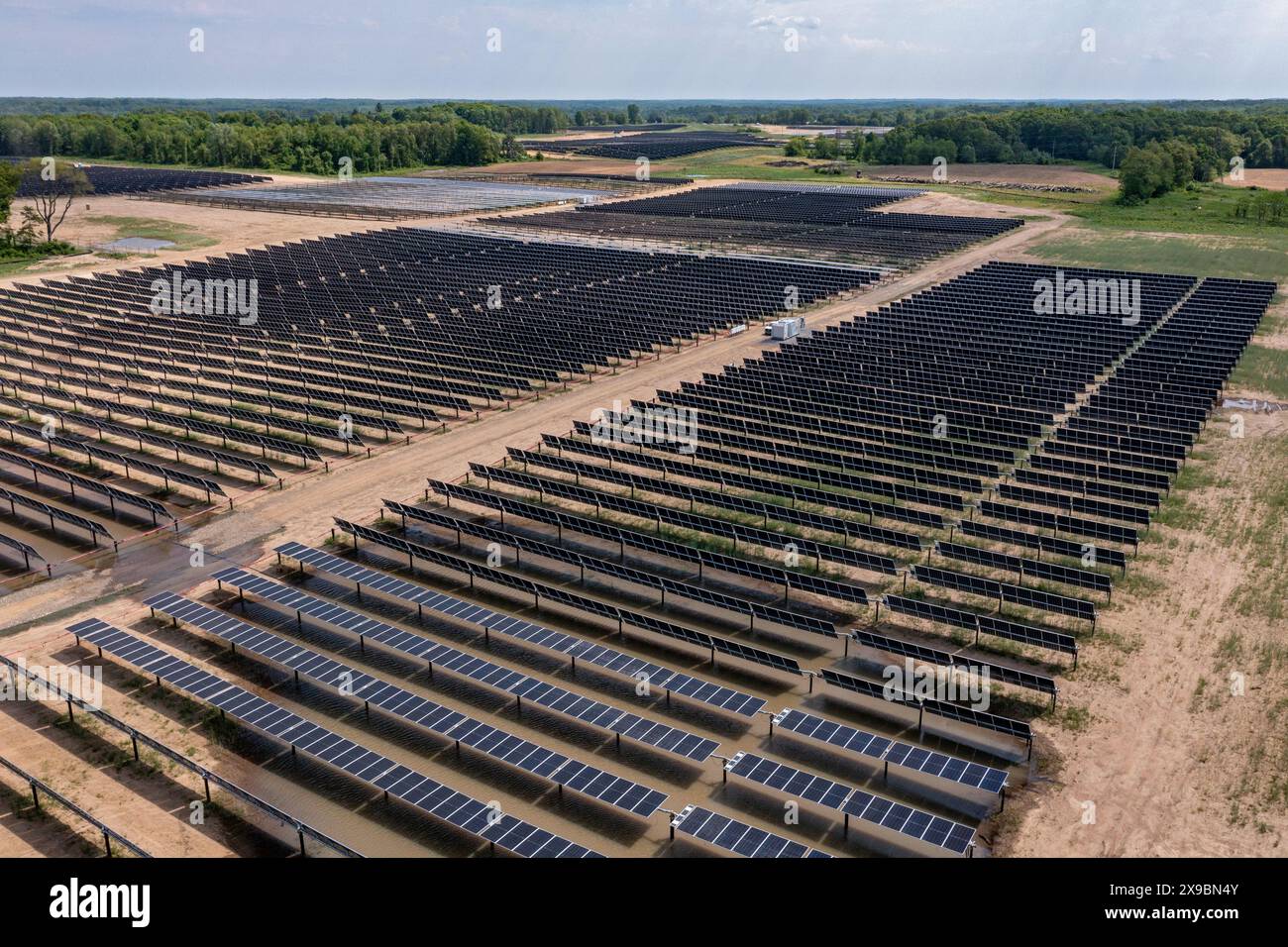 Albion, Michigan - Una sezione del progetto di energia solare River Fork. Il progetto utilizza circa mezzo milione di pannelli solari distribuiti su 1800 acri. Foto Stock