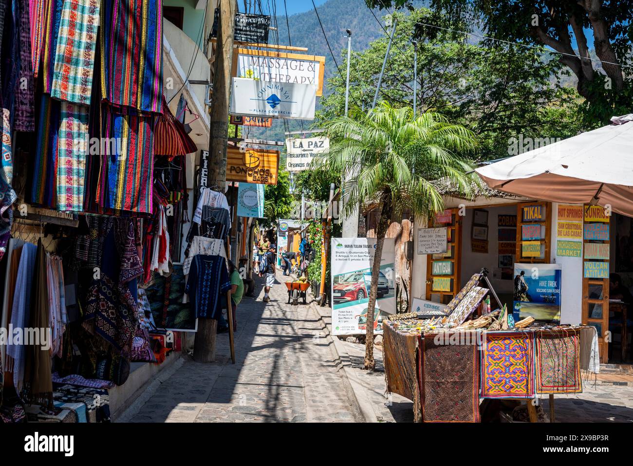 Negozi con merci indigene in Street conosciuta come Hippie Highway, San Marcos la Laguna, conosciuta per una grande popolazione di espatriati di yogi e alternativ Foto Stock